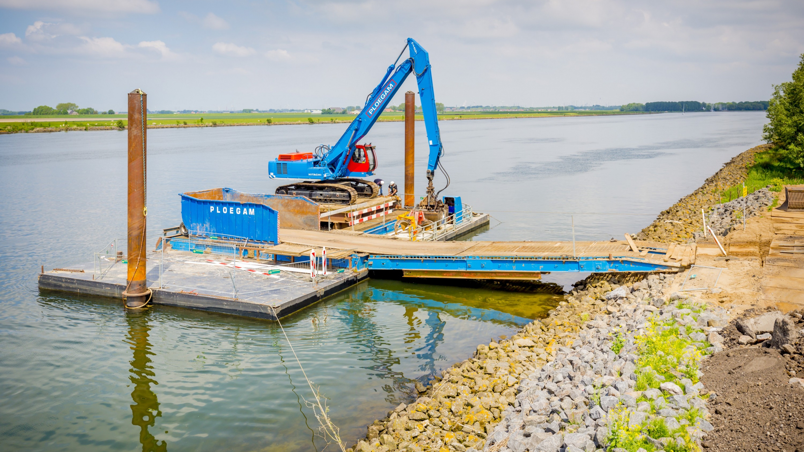 Blauwe Ploegam kraan op ponton op het Spui