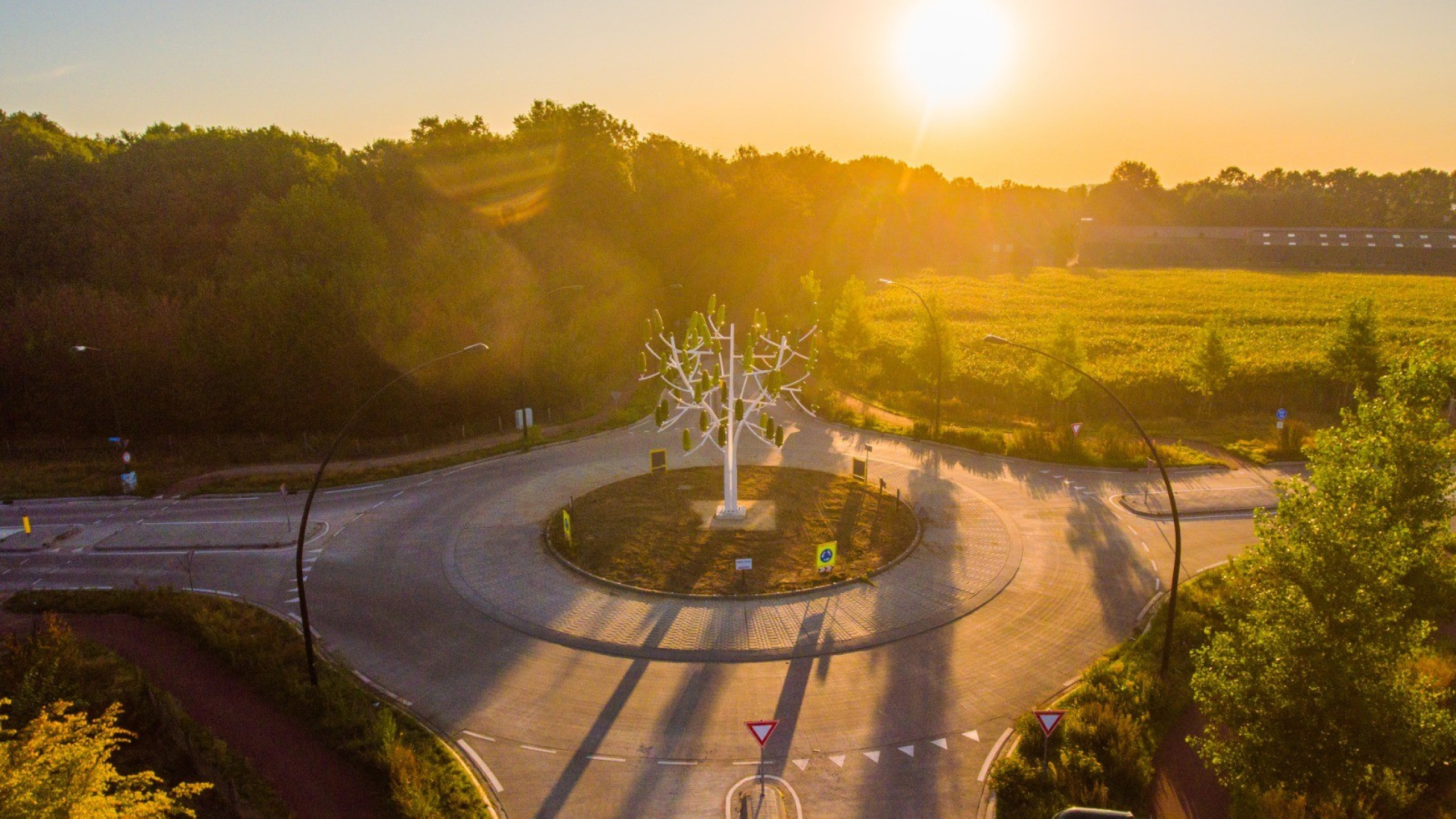 Windenergieboom op rotonde bij LOG Hazelbergsebroek bij zonsondergang