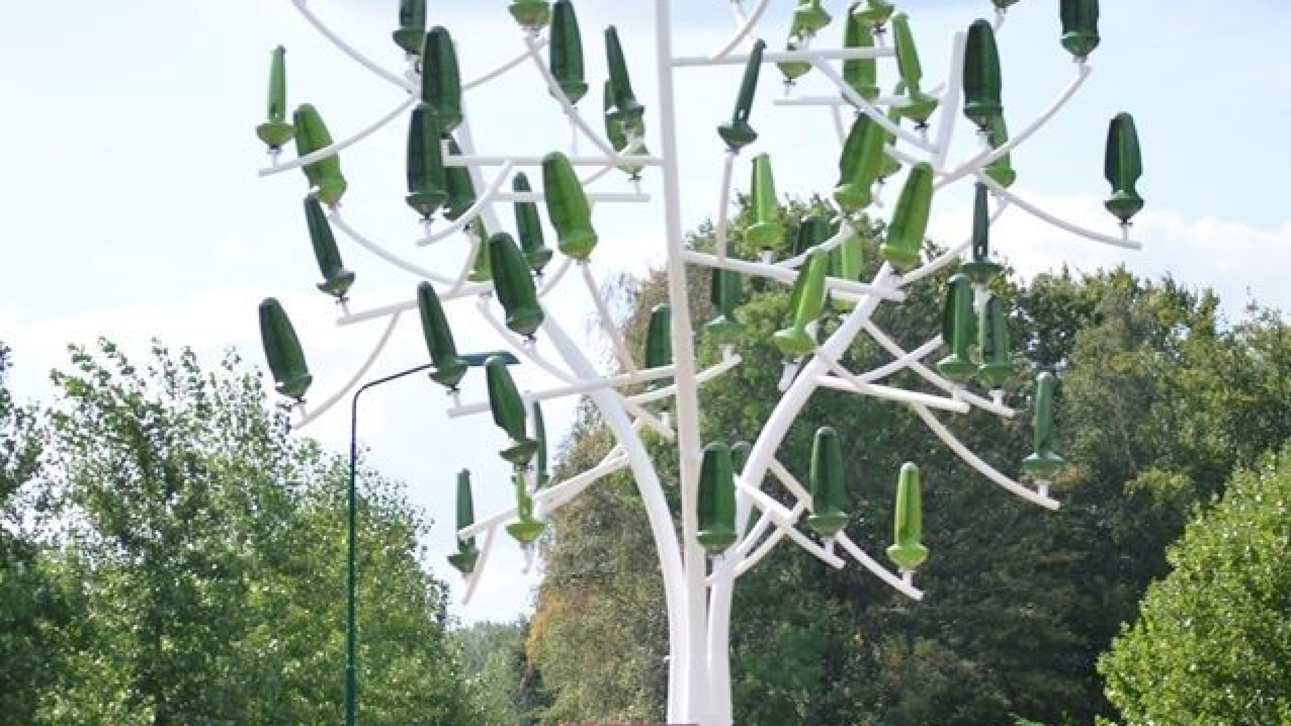 Close-up van Windenergieboom op rotonde bij LOG Hazelbergsebroek