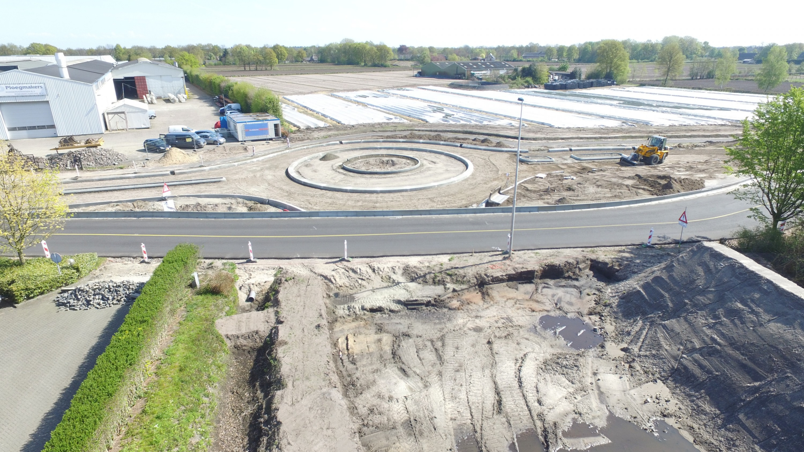 Dronefoto van een rotonde in aanleg door Ploegam in Hazelbergsebroek