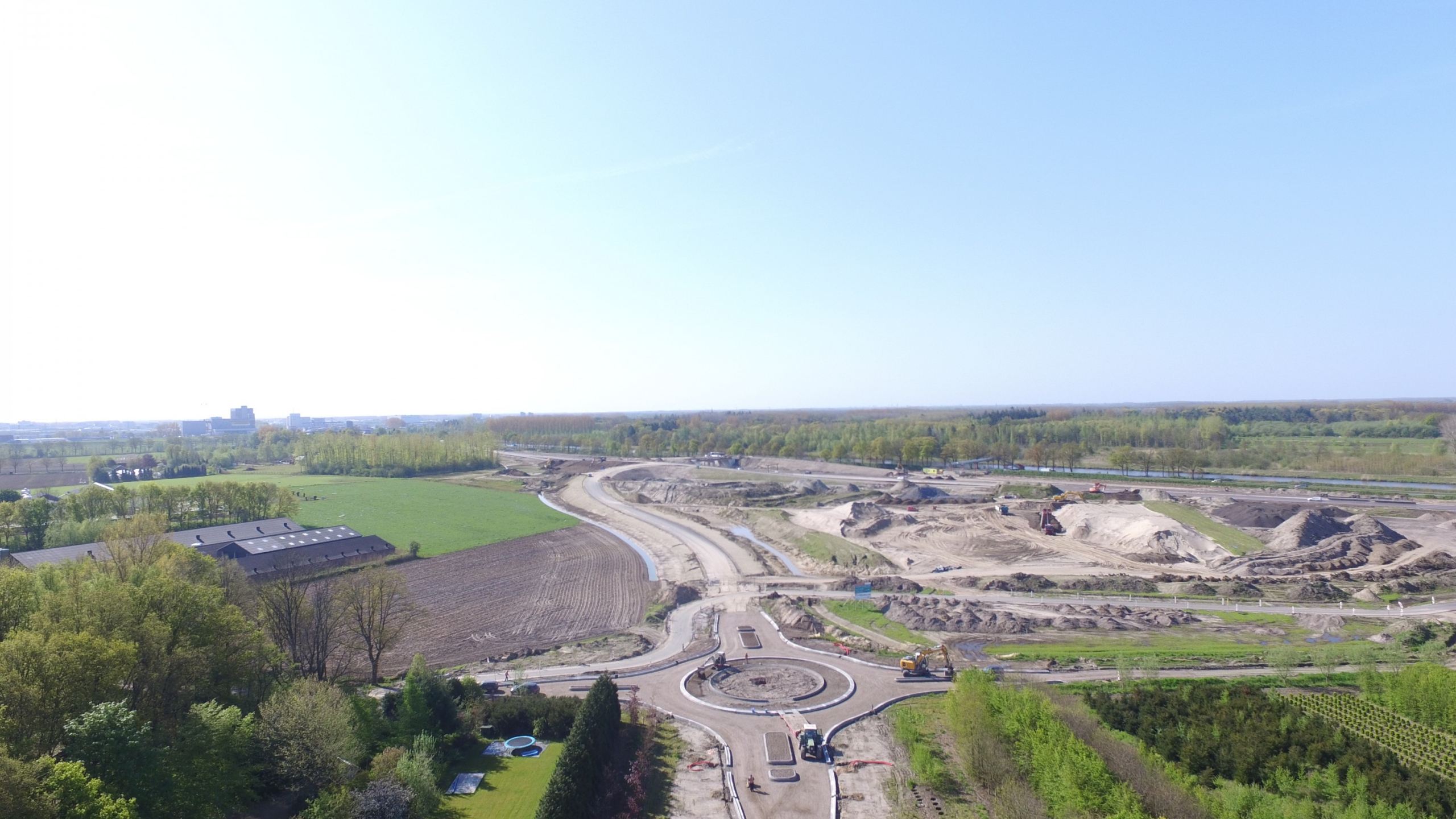Dronefoto van een rotonde in aanleg door Ploegam in Hazelbergsebroek