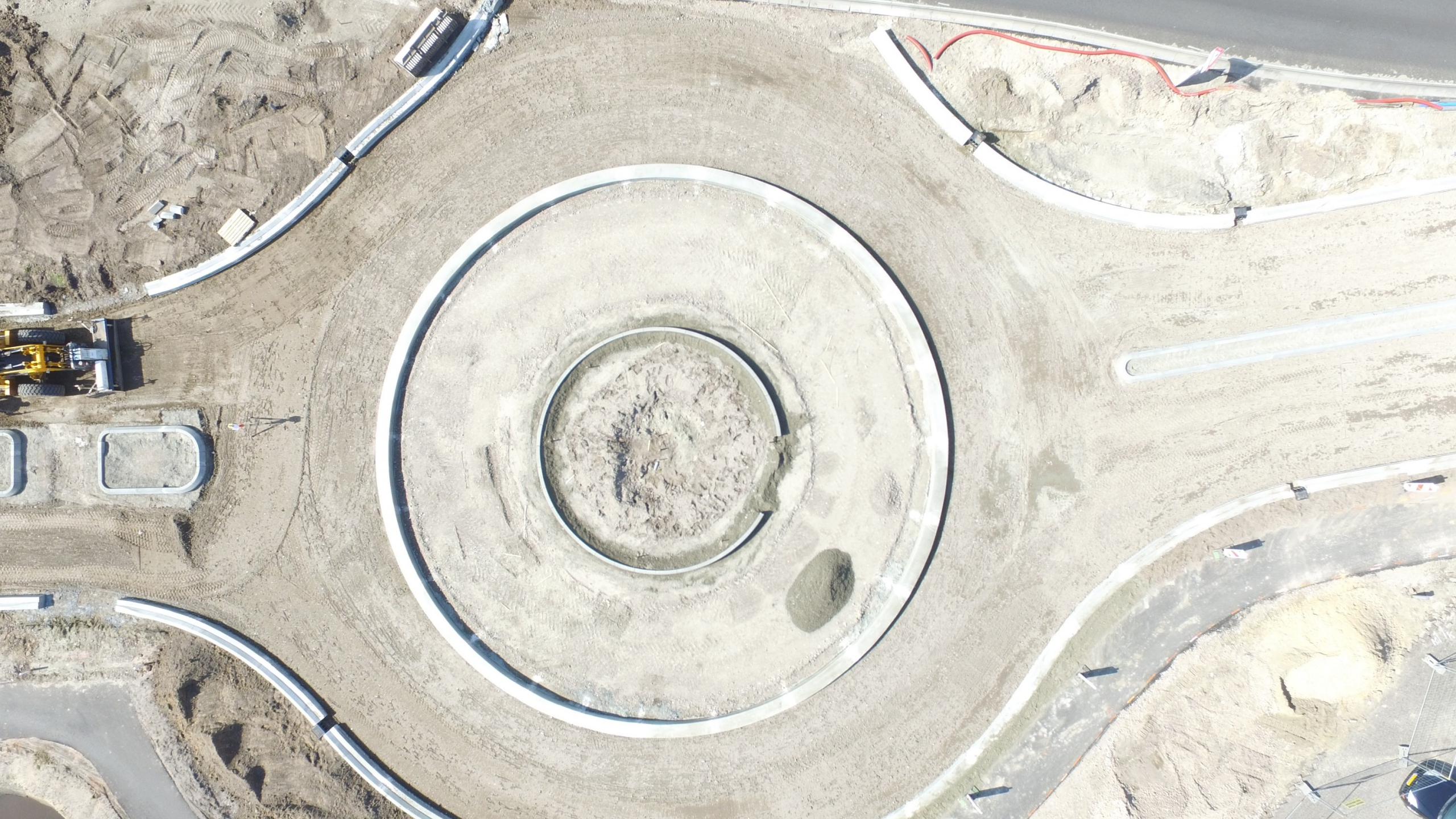 Bovenaanzicht van een rotonde in aanleg in Hazelbergsebroek