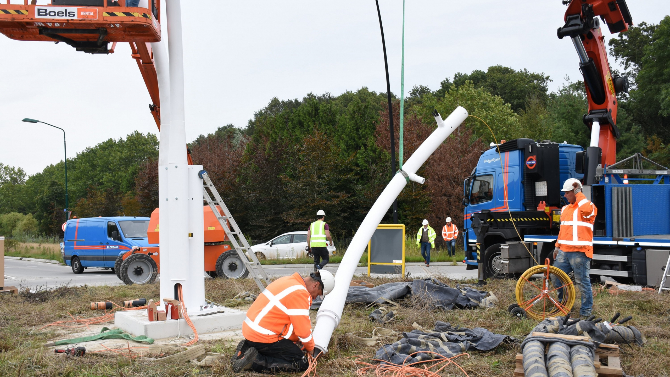 Ploegam medewerkes in veiligheidsjassen en helmen aan het werk bij LOG Hazelbergsebroek