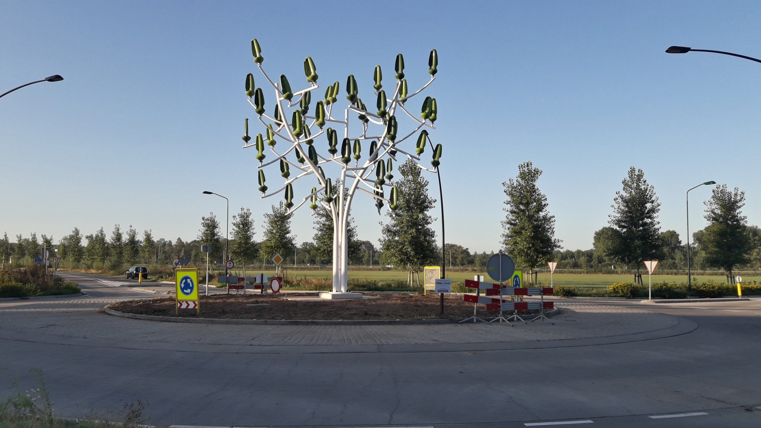 Windenergieboom op rotonde bij LOG Hazelbergsebroek