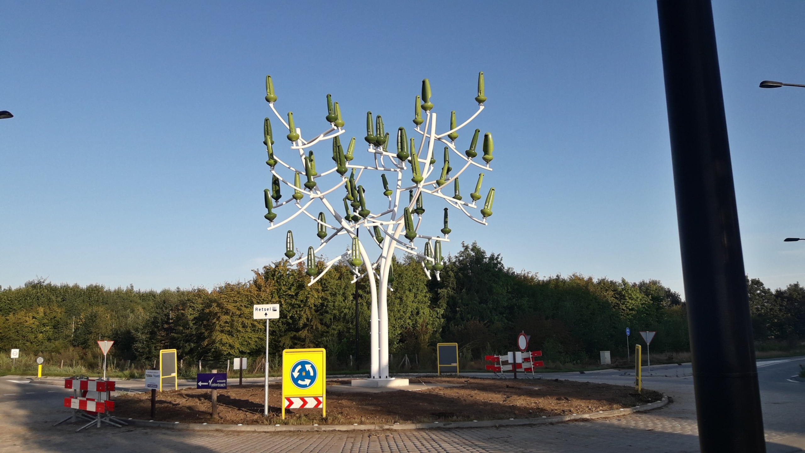 Windenergieboom op rotonde bij LOG Hazelbergsebroek
