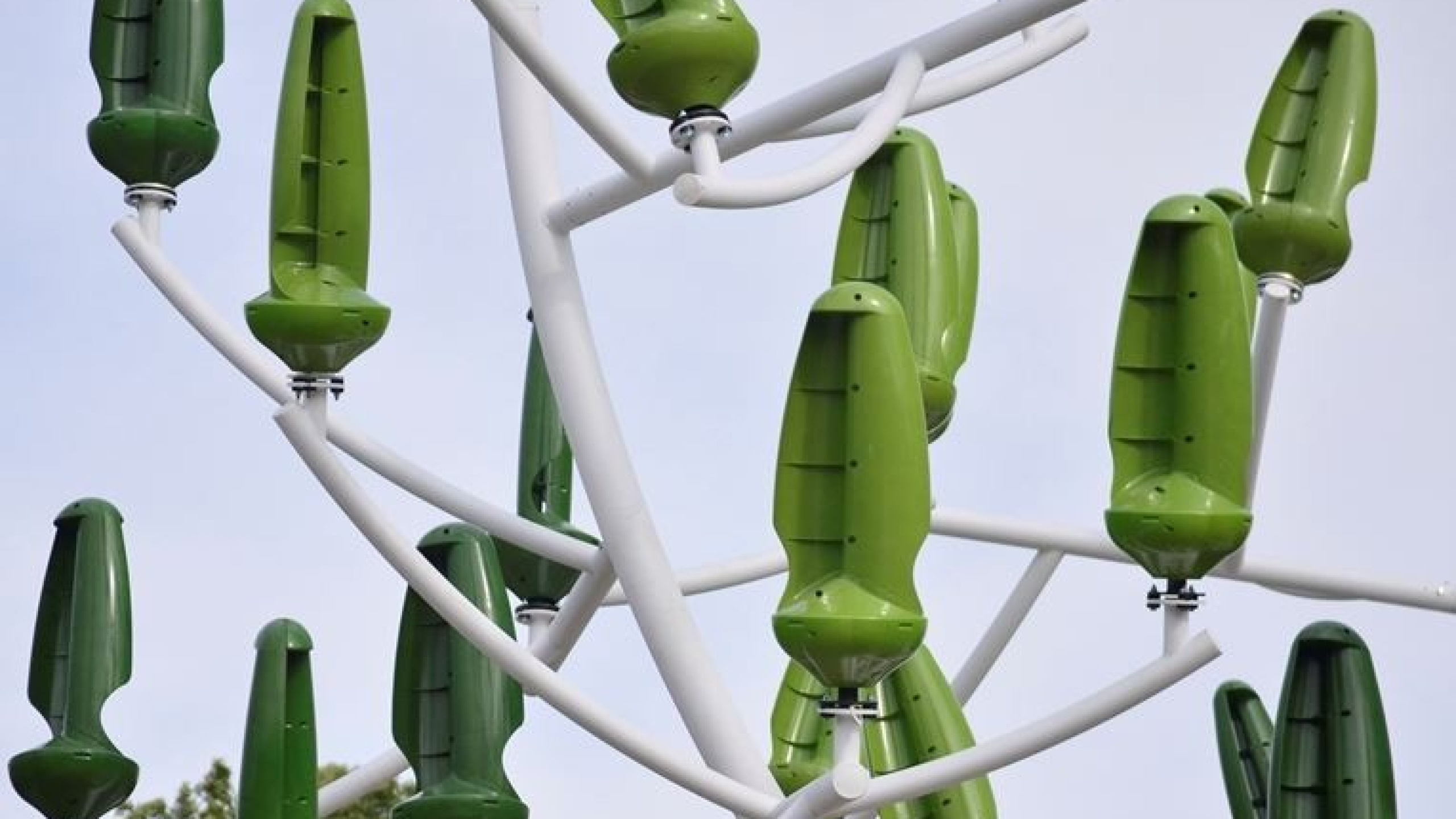 Close-up van Windenergieboom op rotonde bij LOG Hazelbergsebroek