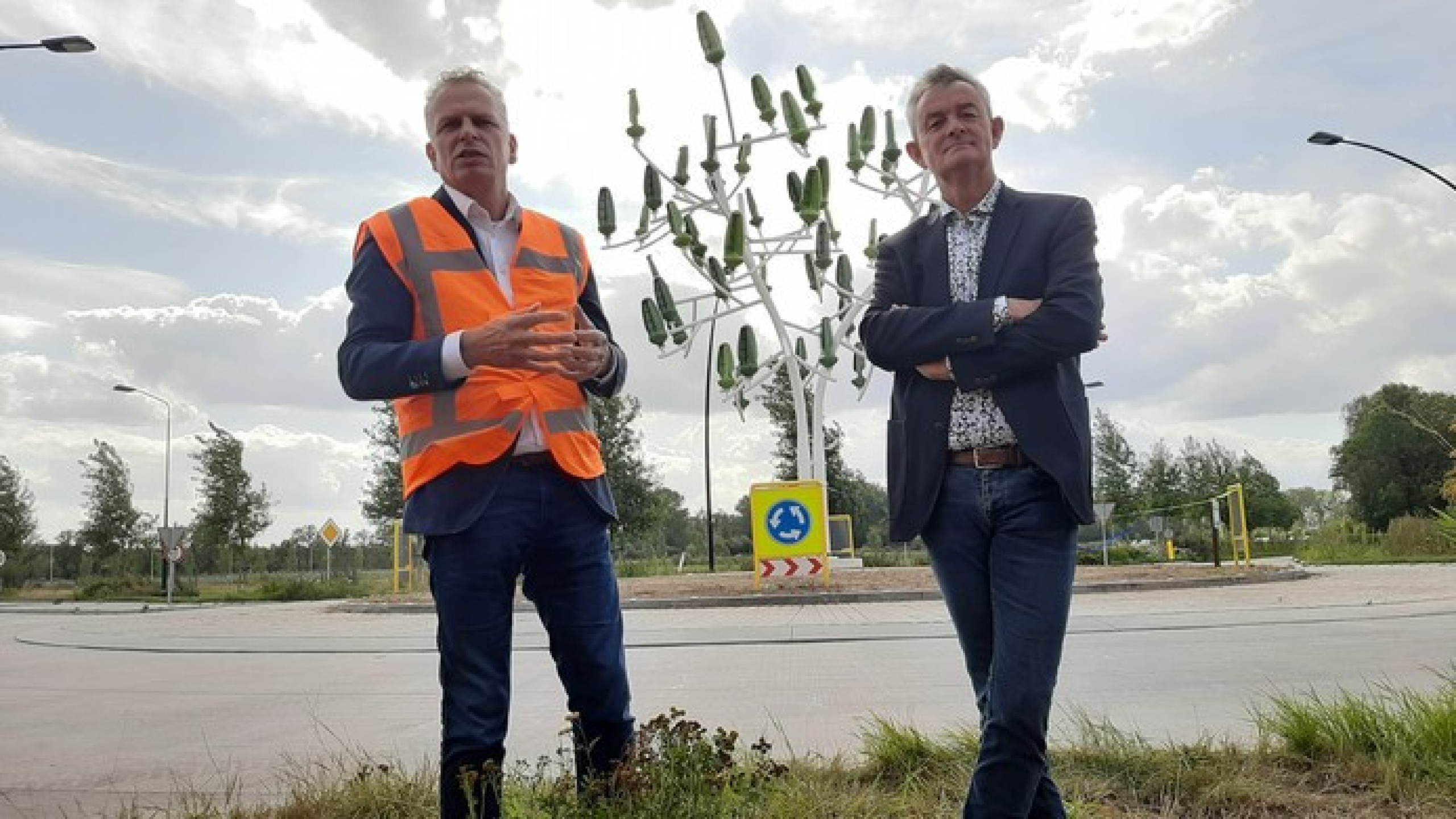 Twee mannen poseren voor de Windenergieboom in Hazelbergsebroek 