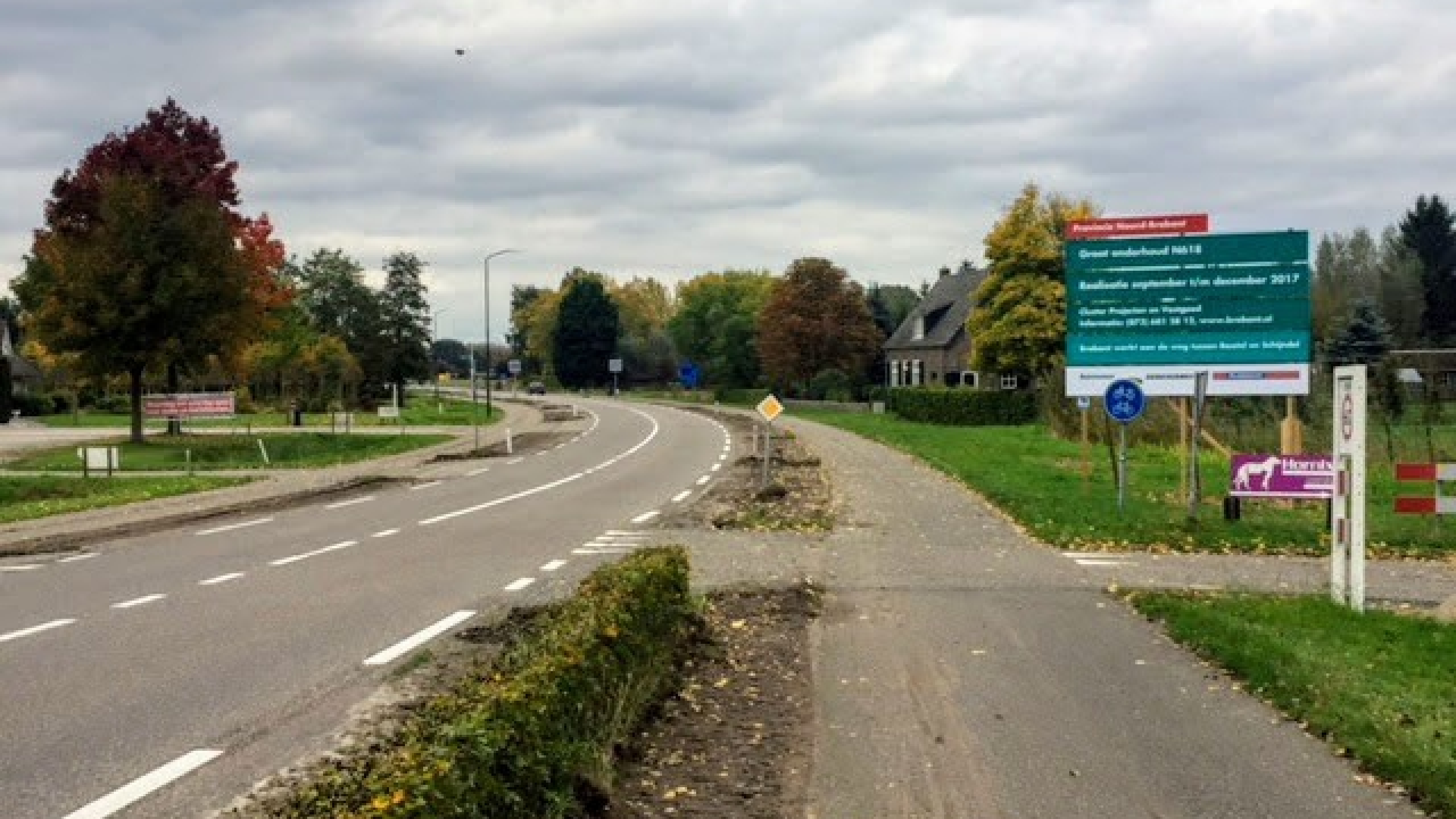 Bord over onderhoud aan de N618 naast een weg met fietspad