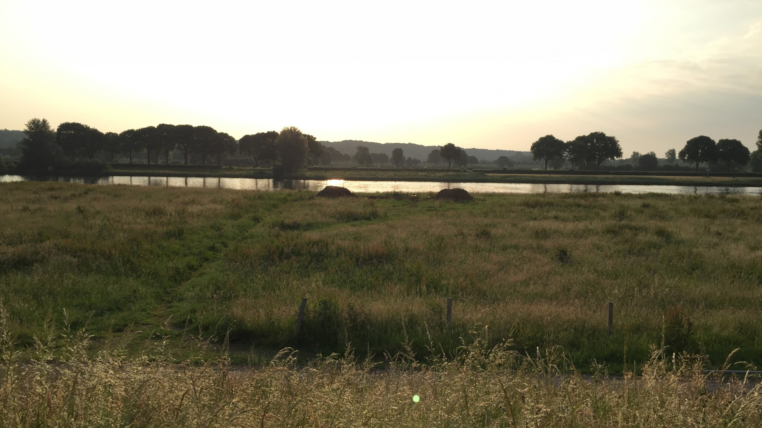Natuurfoto van rivier met weiland ervoor