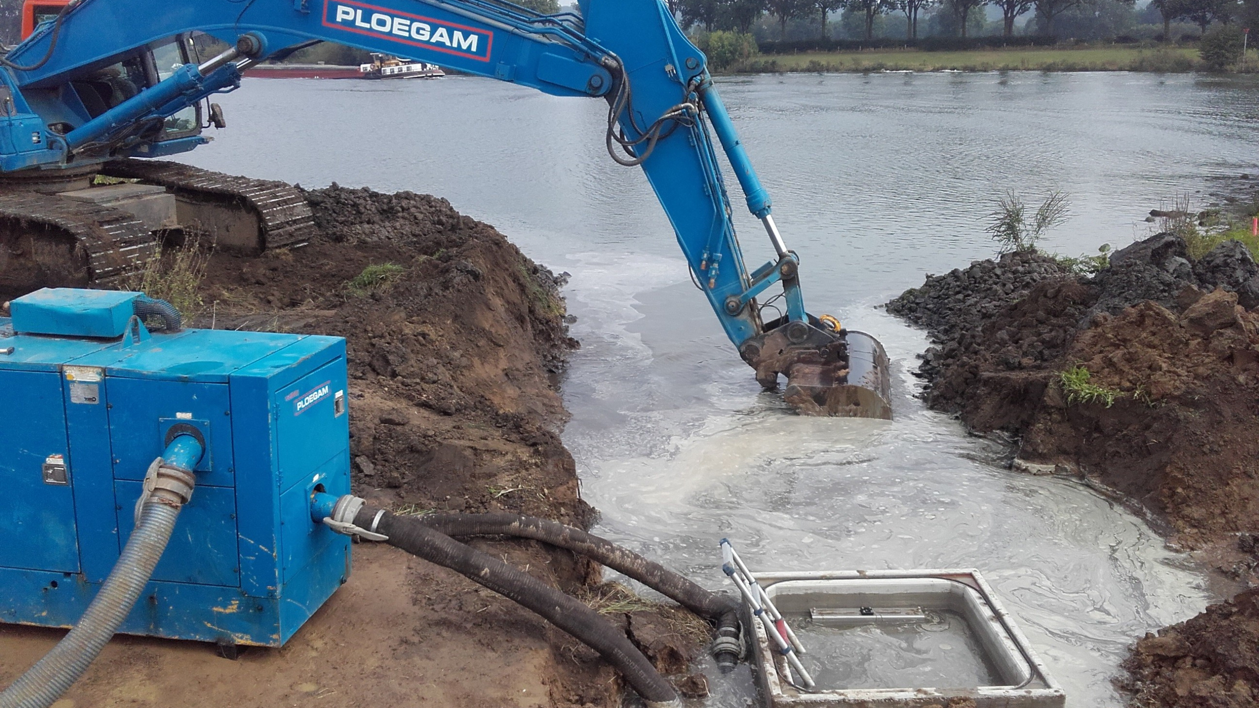 Blauwe Ploegam kraan aan het werk in het water