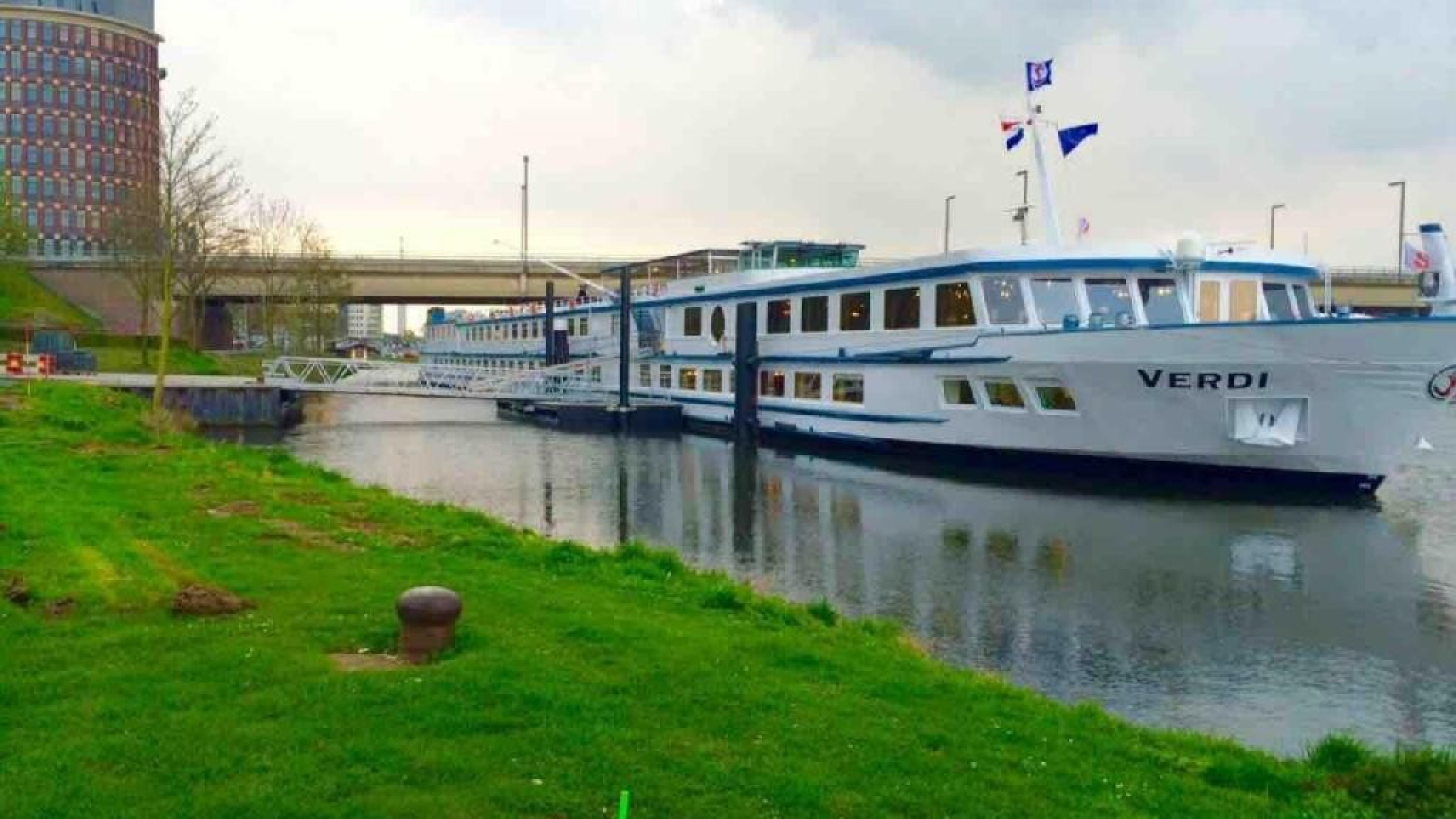 Riviercruiseschip in het water aangelegd aan stijger in Roermond