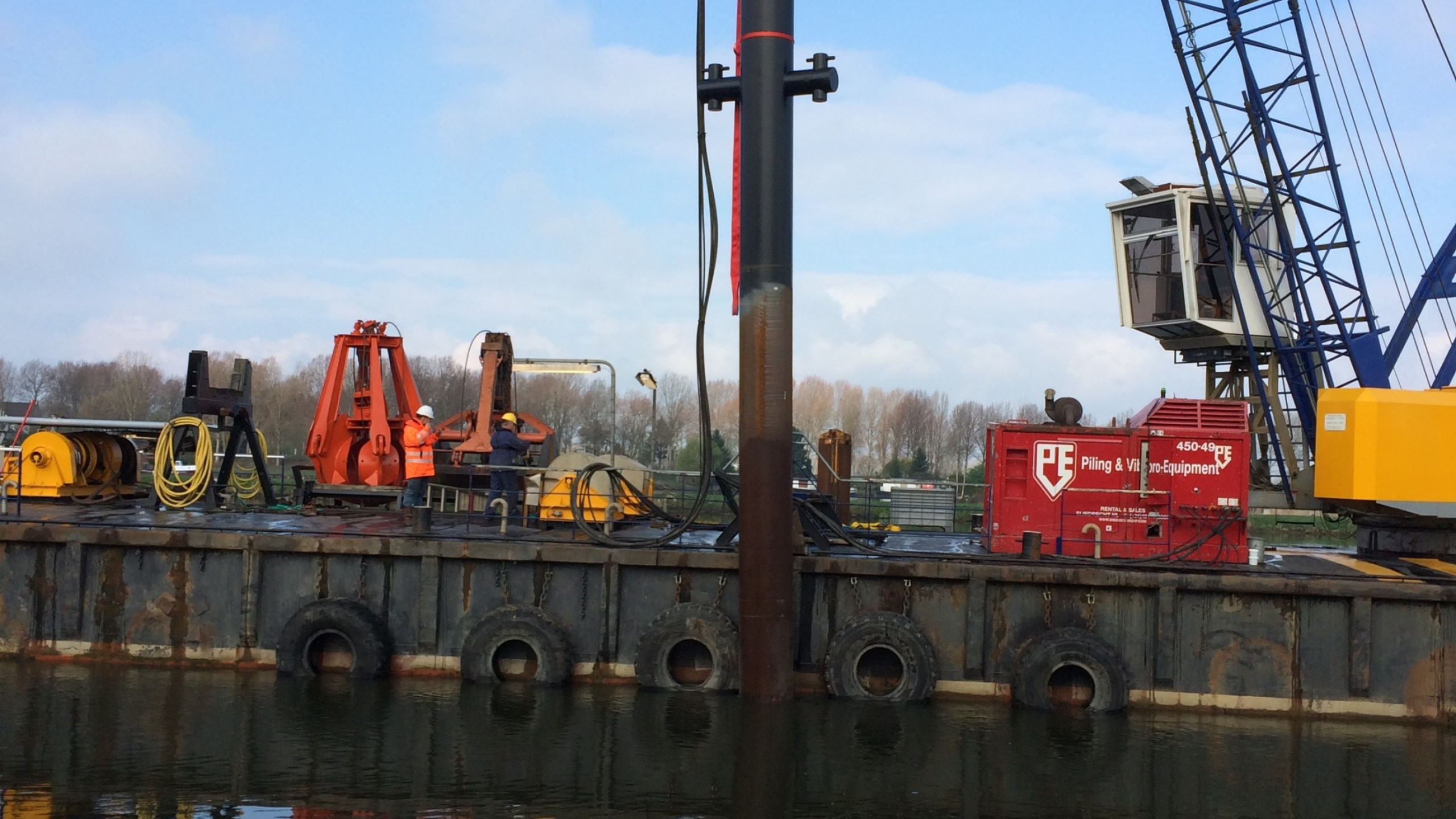 Werkzaamheden op een ponton op het water