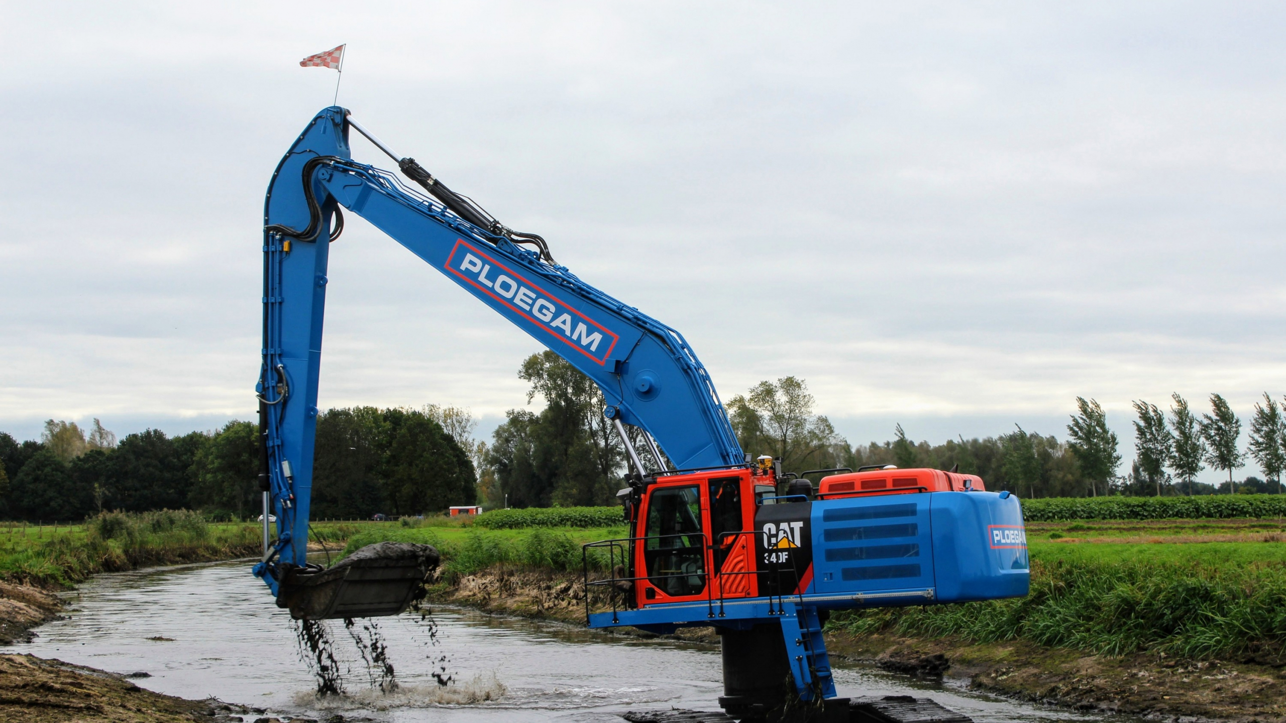 Blauwe Ploegam kraan op het water aan het baggeren