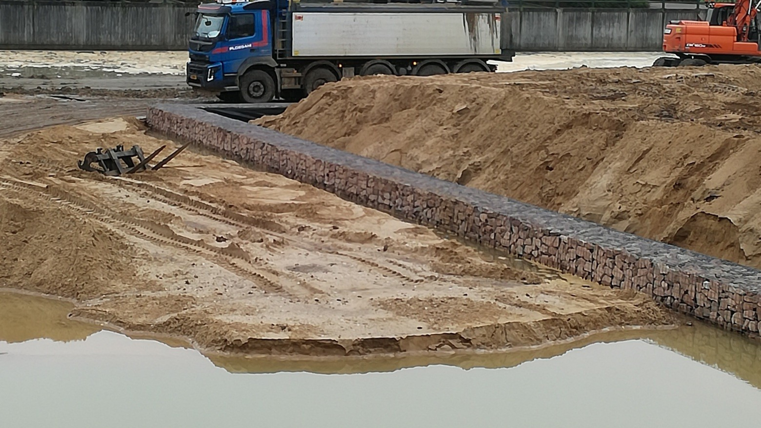 Blauwe Ploegam vrachtwagen bij De Nielt in Cuijk