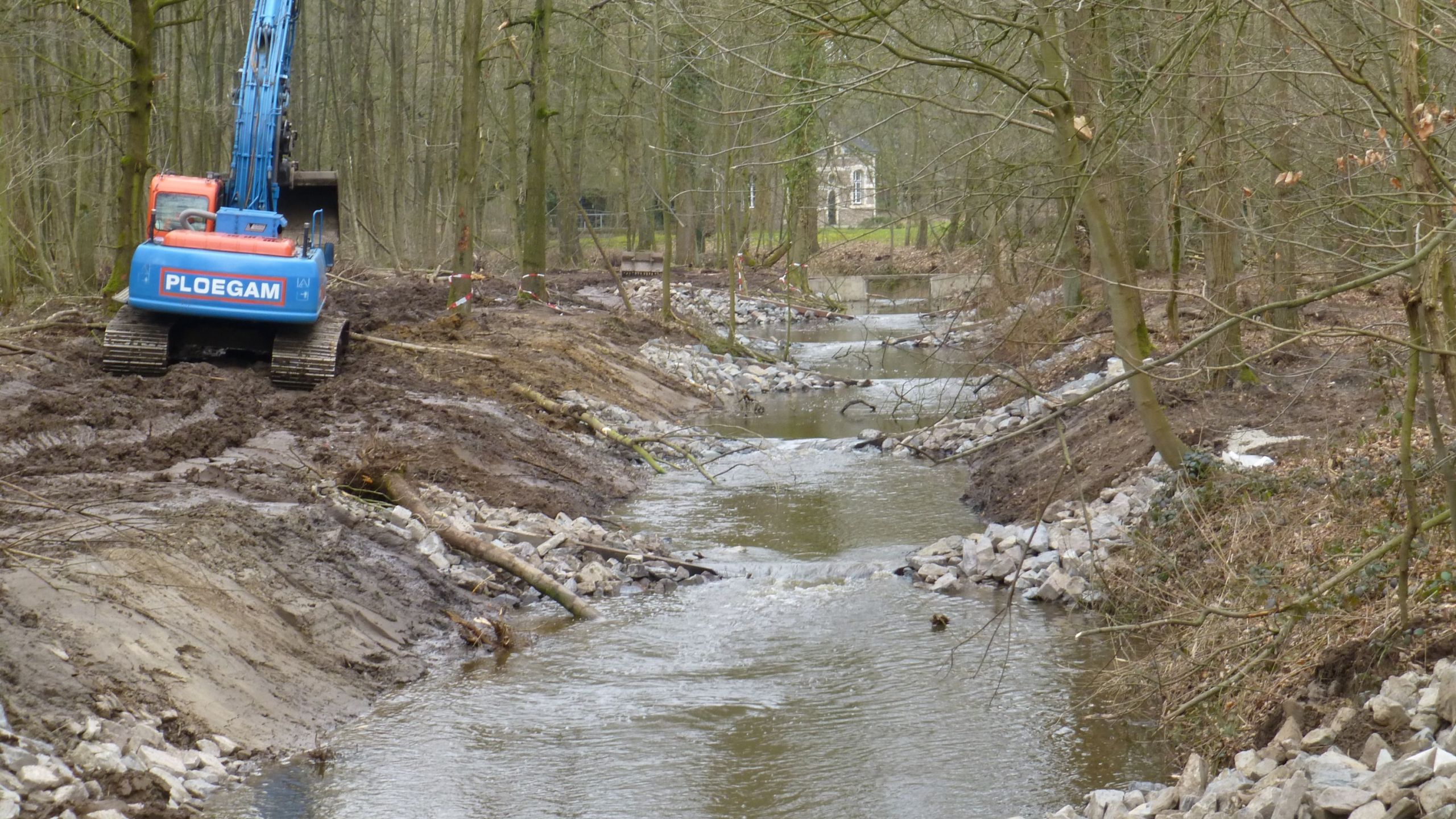 Blauwe Ploegam kraan aan het werk naast de Vispassage in Elisabethmolen