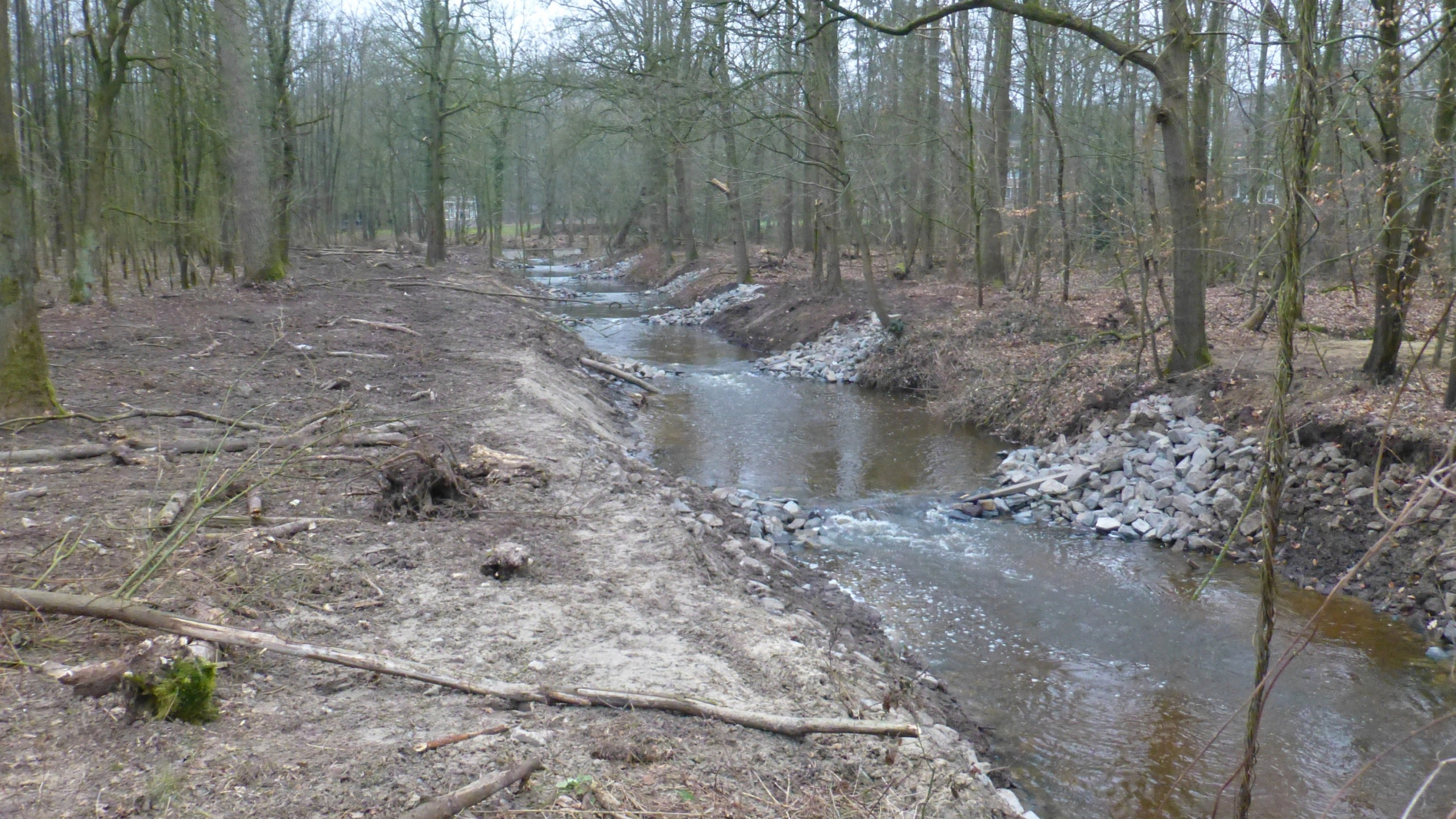 Damwanden en stenen in de Vispassage van de Elisabethmolen
