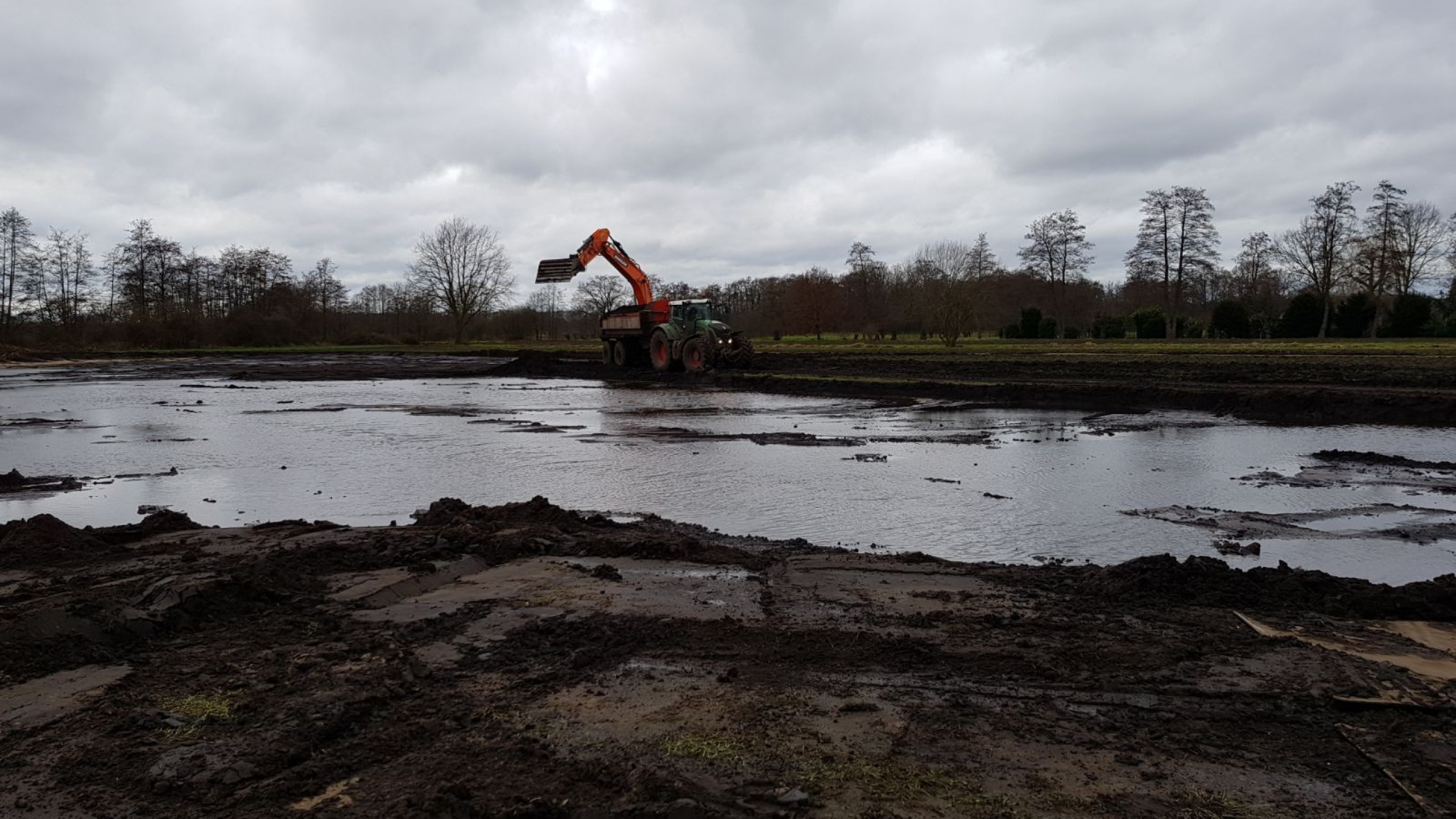 Kraan en vrachtwagen staan in het zand bij het project Natuurontwikkeling Sint Annabos te Uden