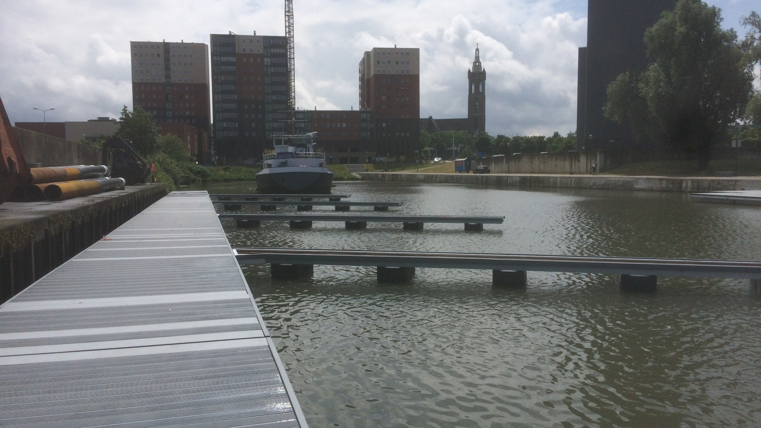 Drijvende stijgers op het water bij werkzaamheden in Maashaven Roermond