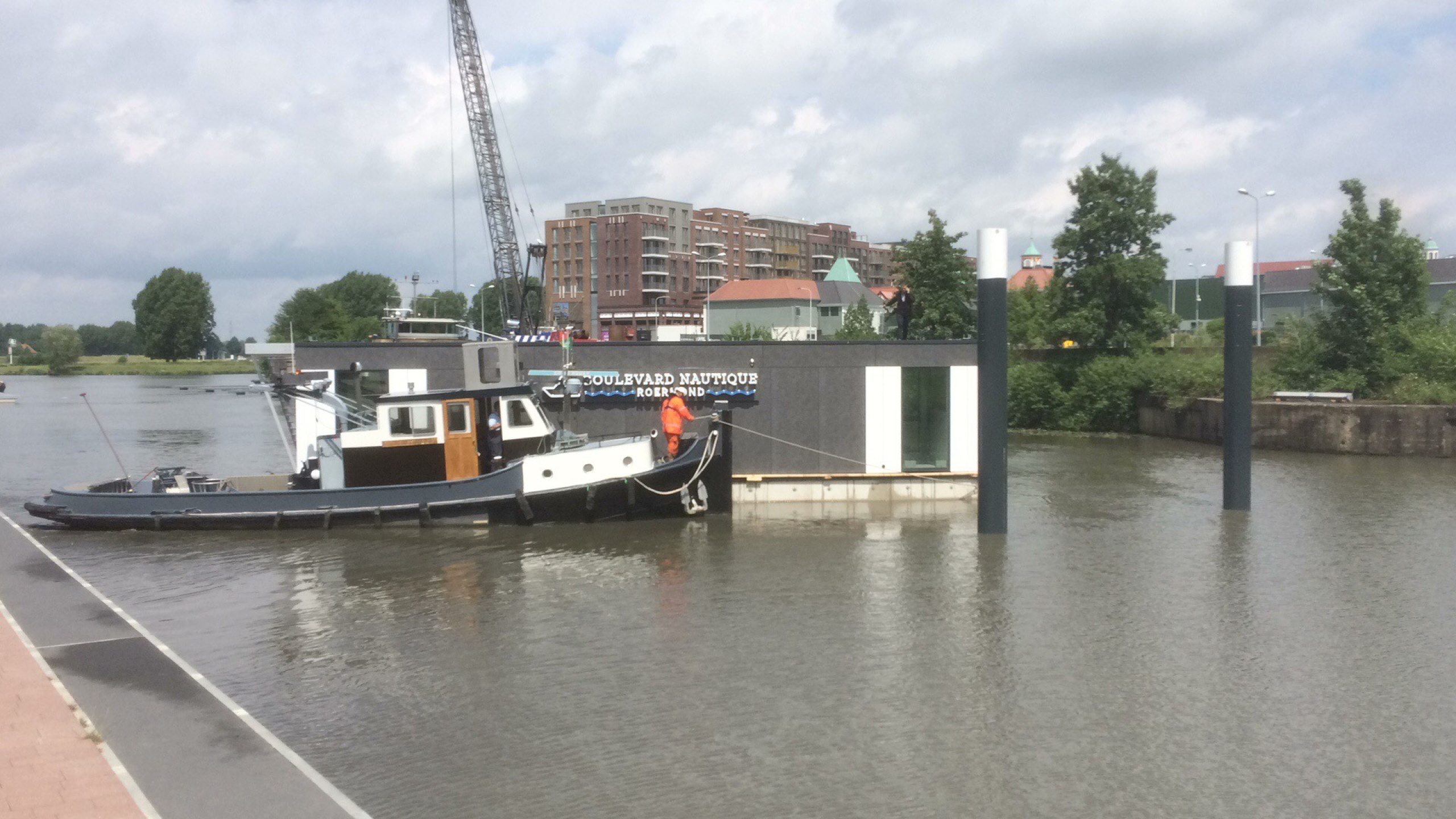 Werkzaamheden bij paviljoen in Maashaven Roermond op het water