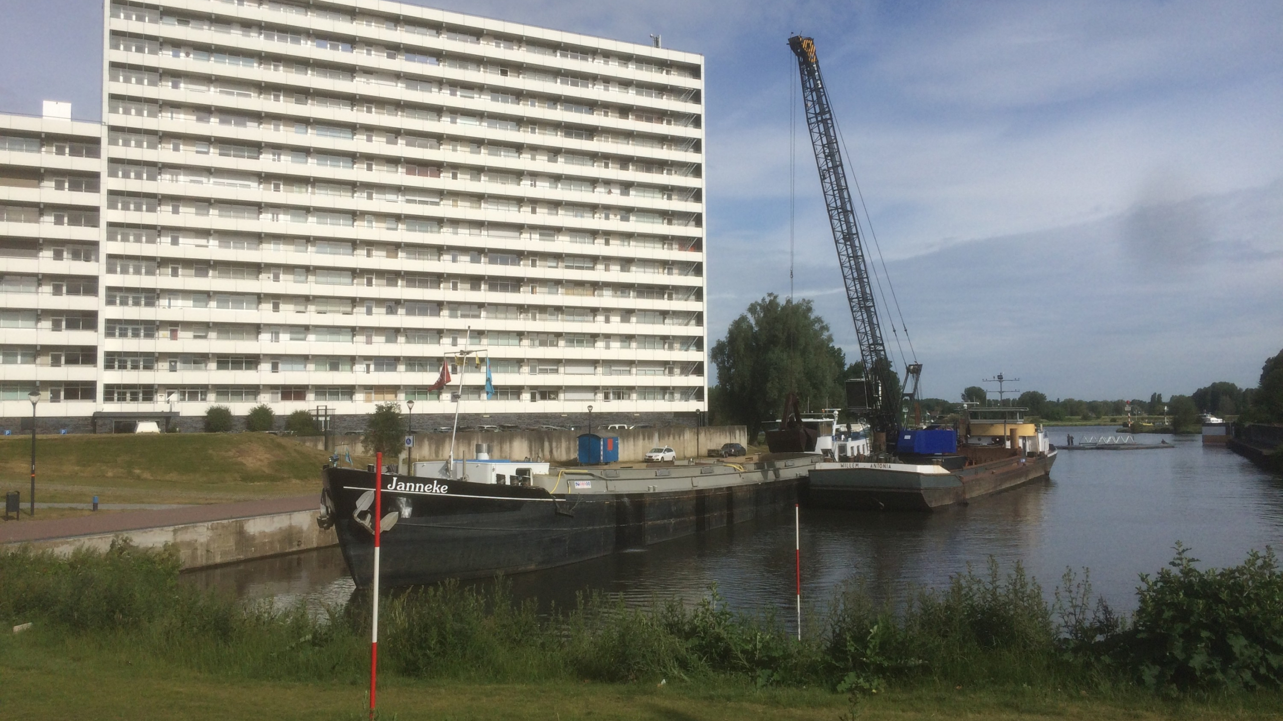 Werkzaamheden in Maashaven Roermond op het water