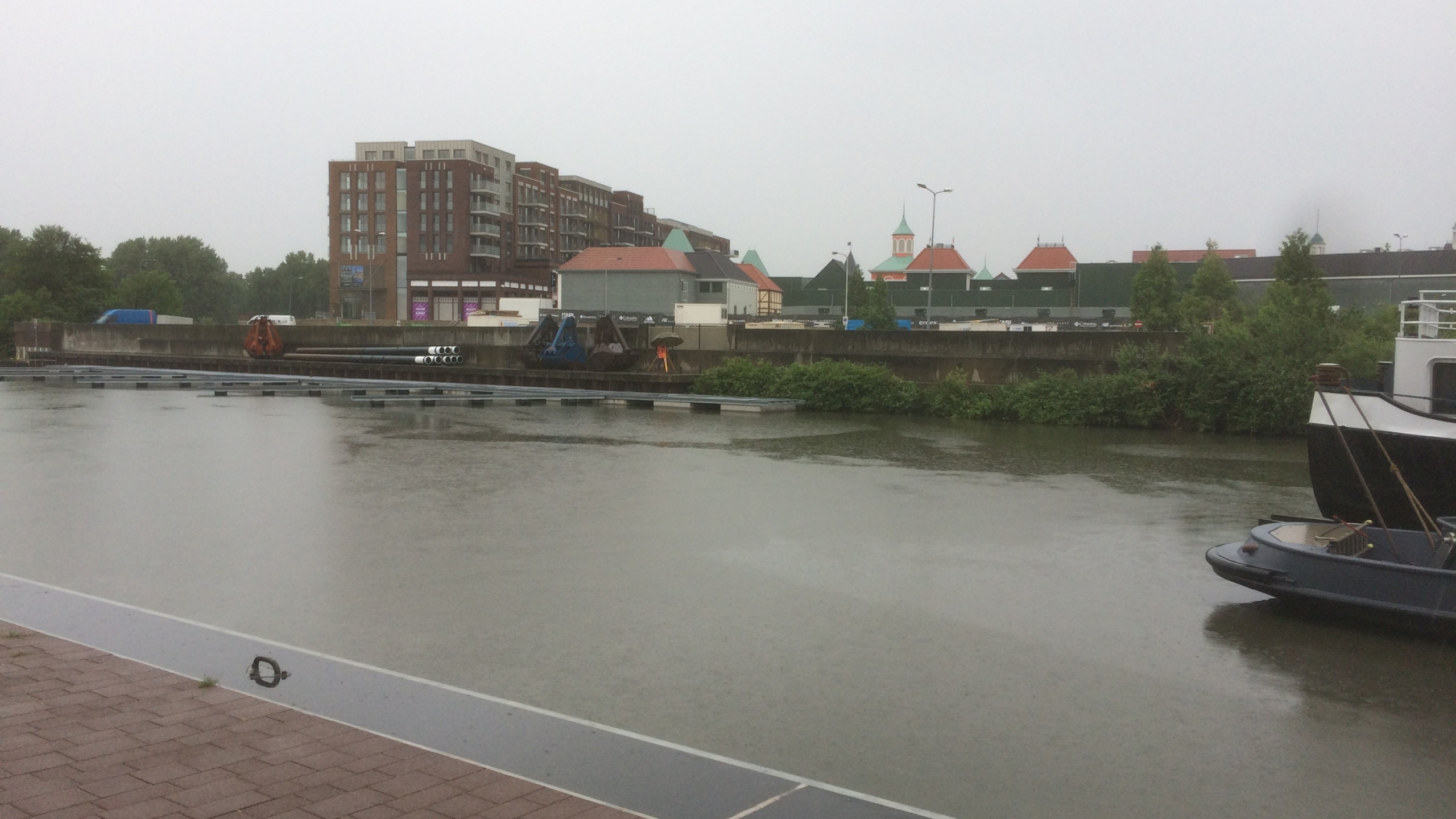 Werkzaamheden in Maashaven Roermond op het water