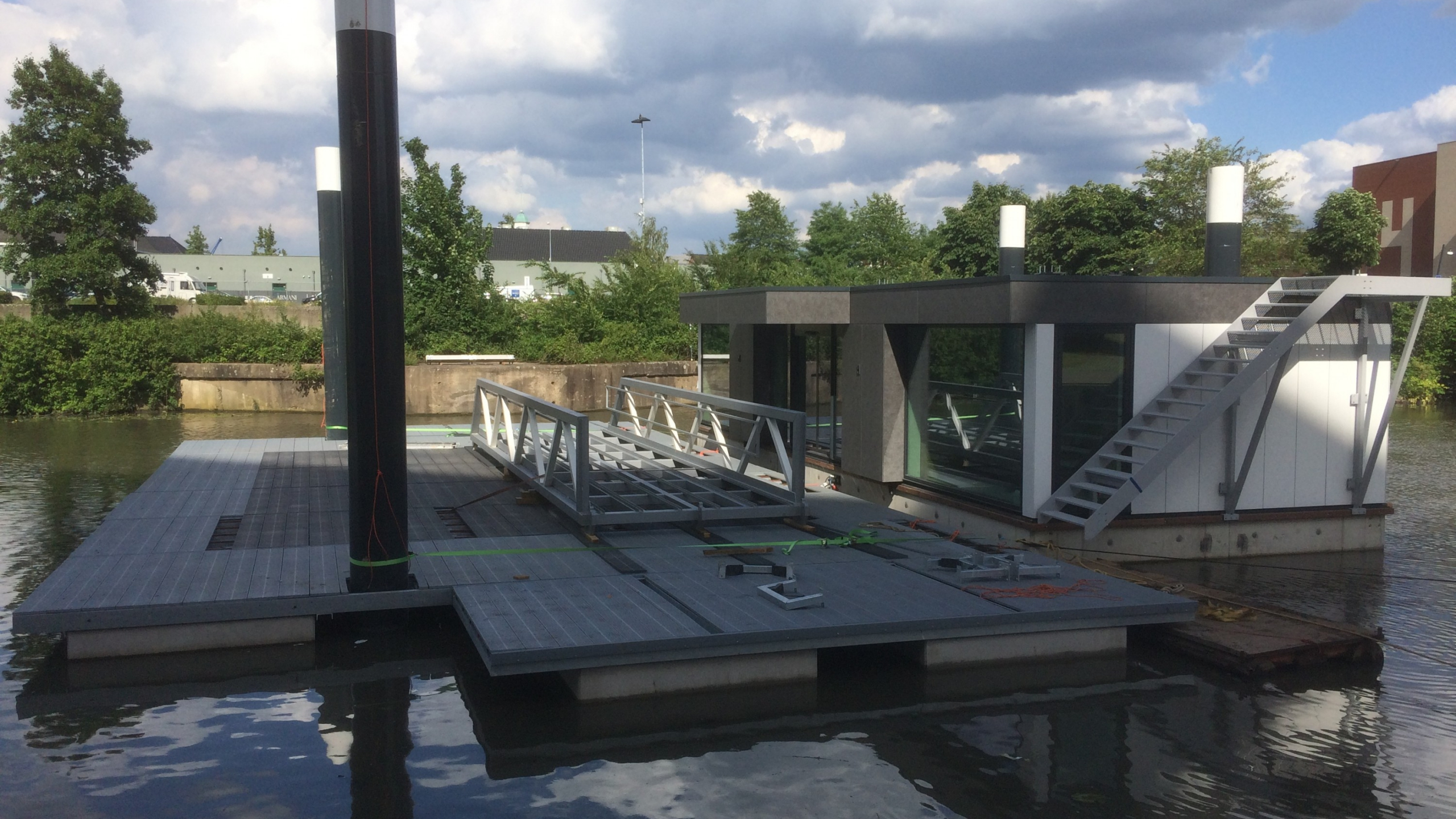 Drijvende stijgers en paviljoen bij werkzaamheden in Maashaven Roermond