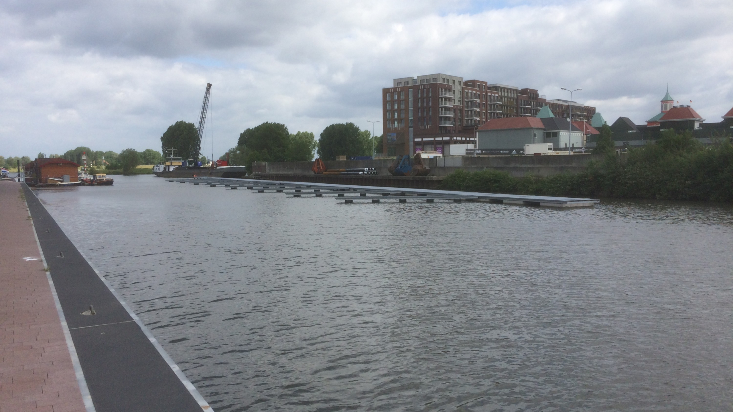 Werkzaamheden in Maashaven Roermond op het water