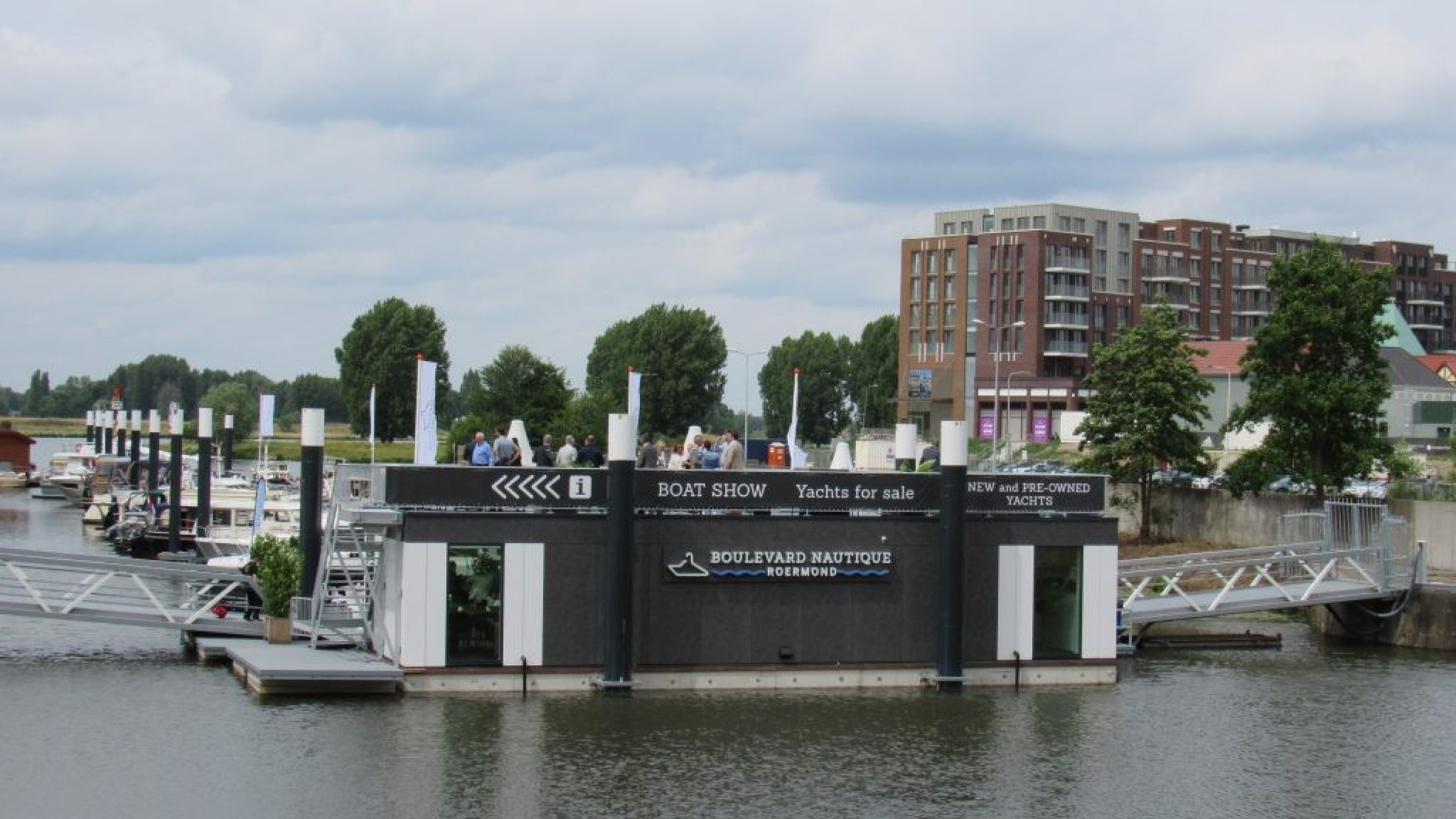 Drijvend paviljoen bij de Maashaven Roermond