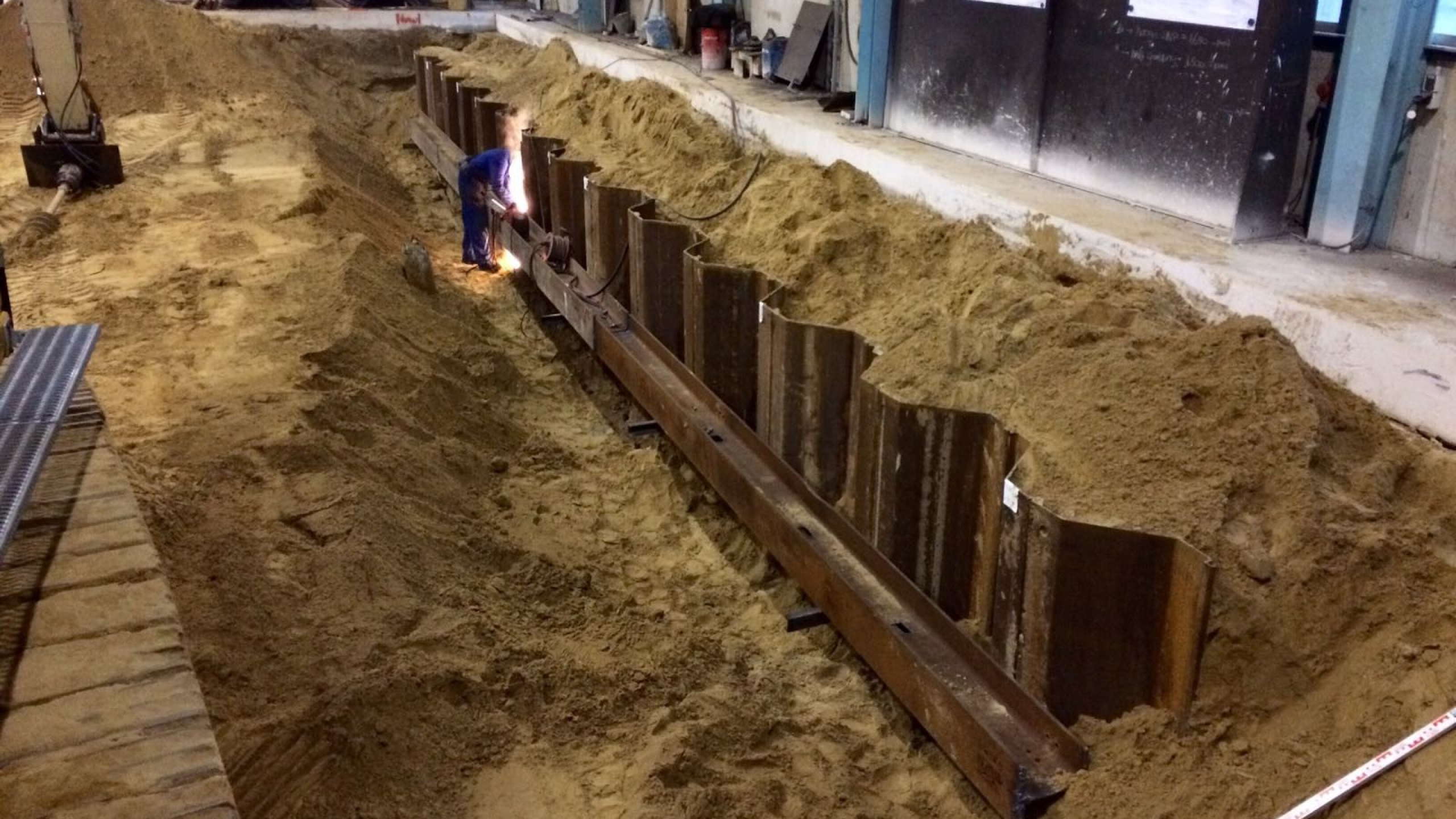 Geplaatste damwanden worden gelast door een Ploegam medewerker