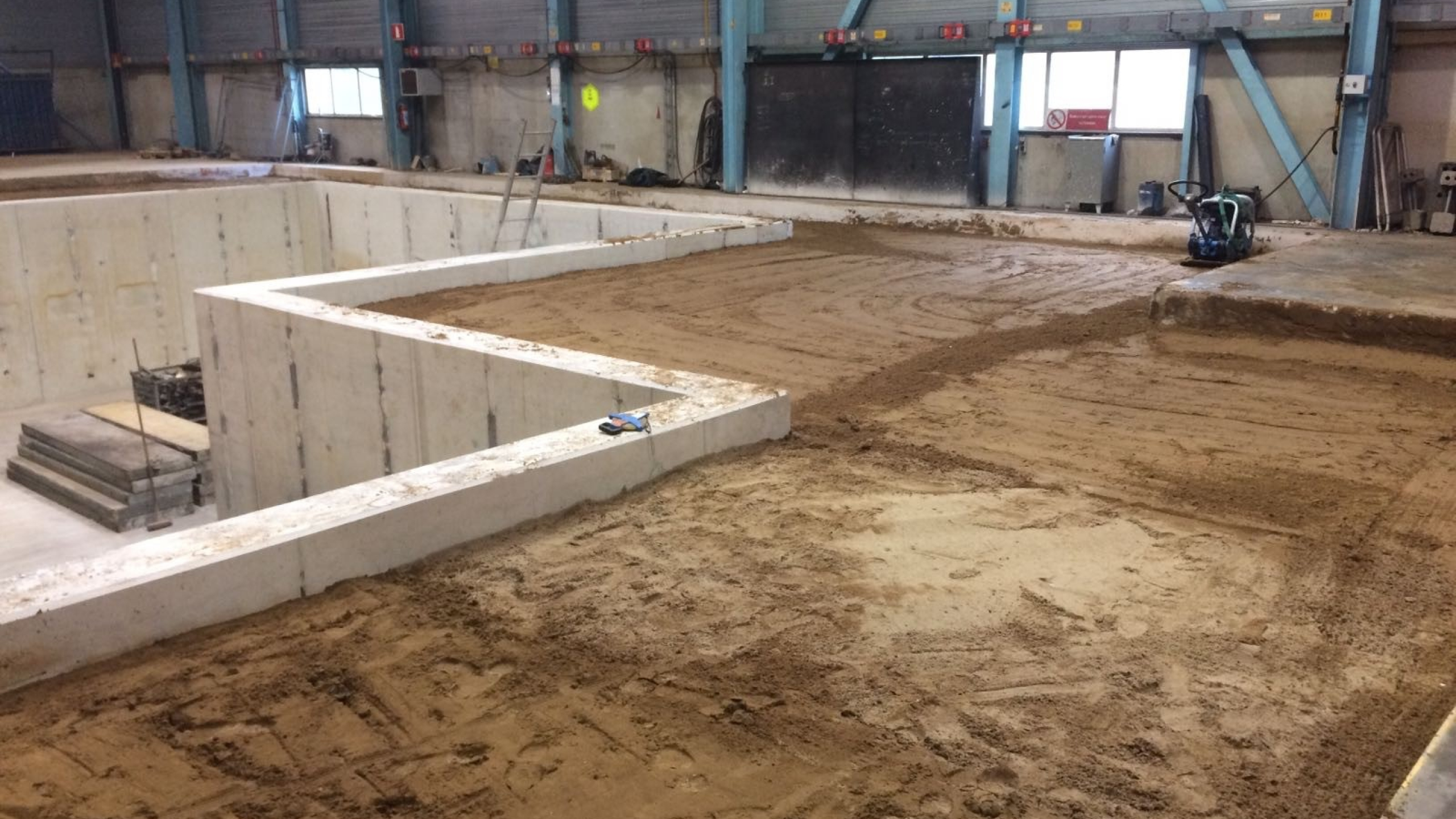 Werkzaamheden bij een bouwkuip voor walsputten in Roermond