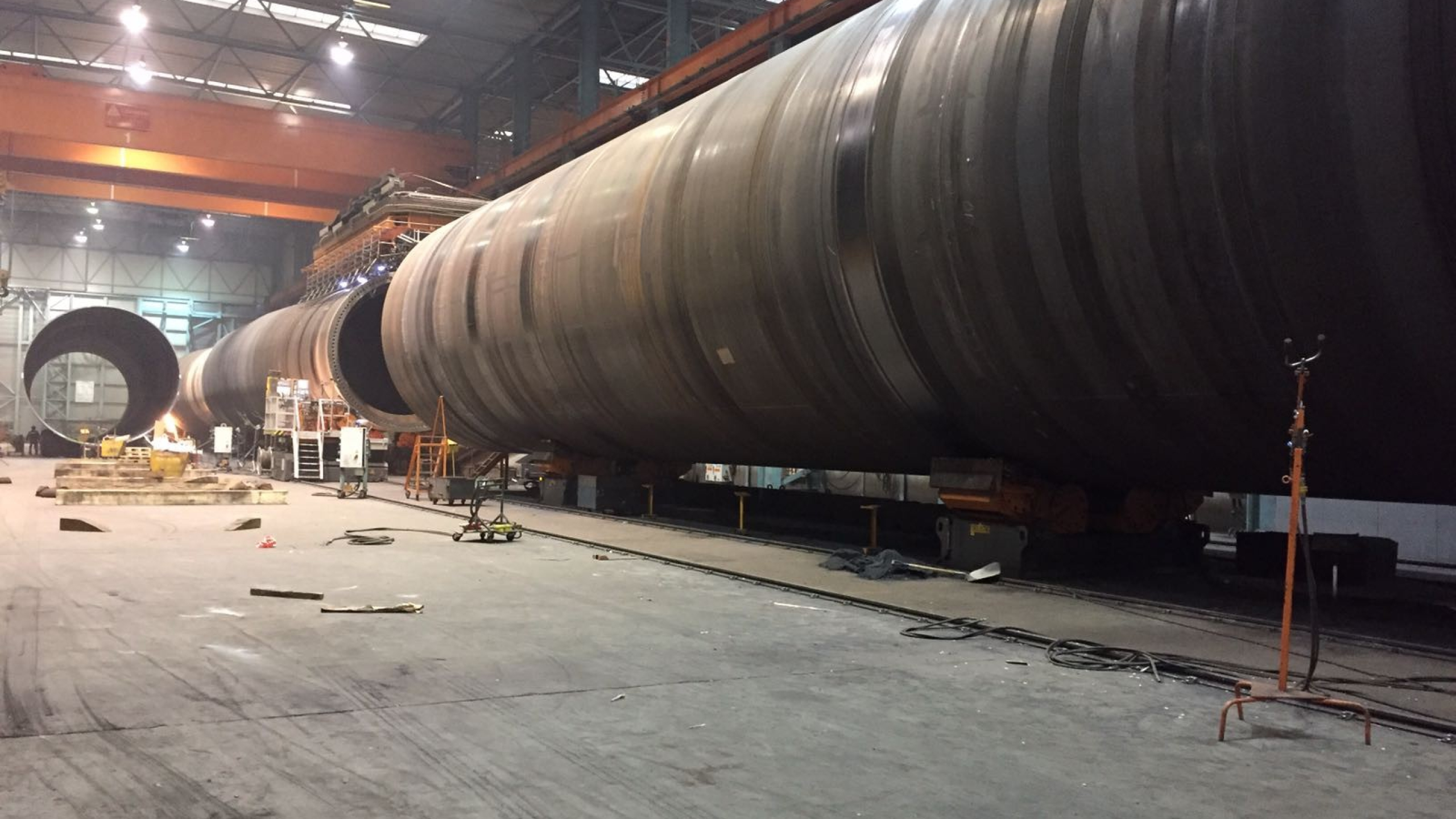 Grote ronde buizen in een loods