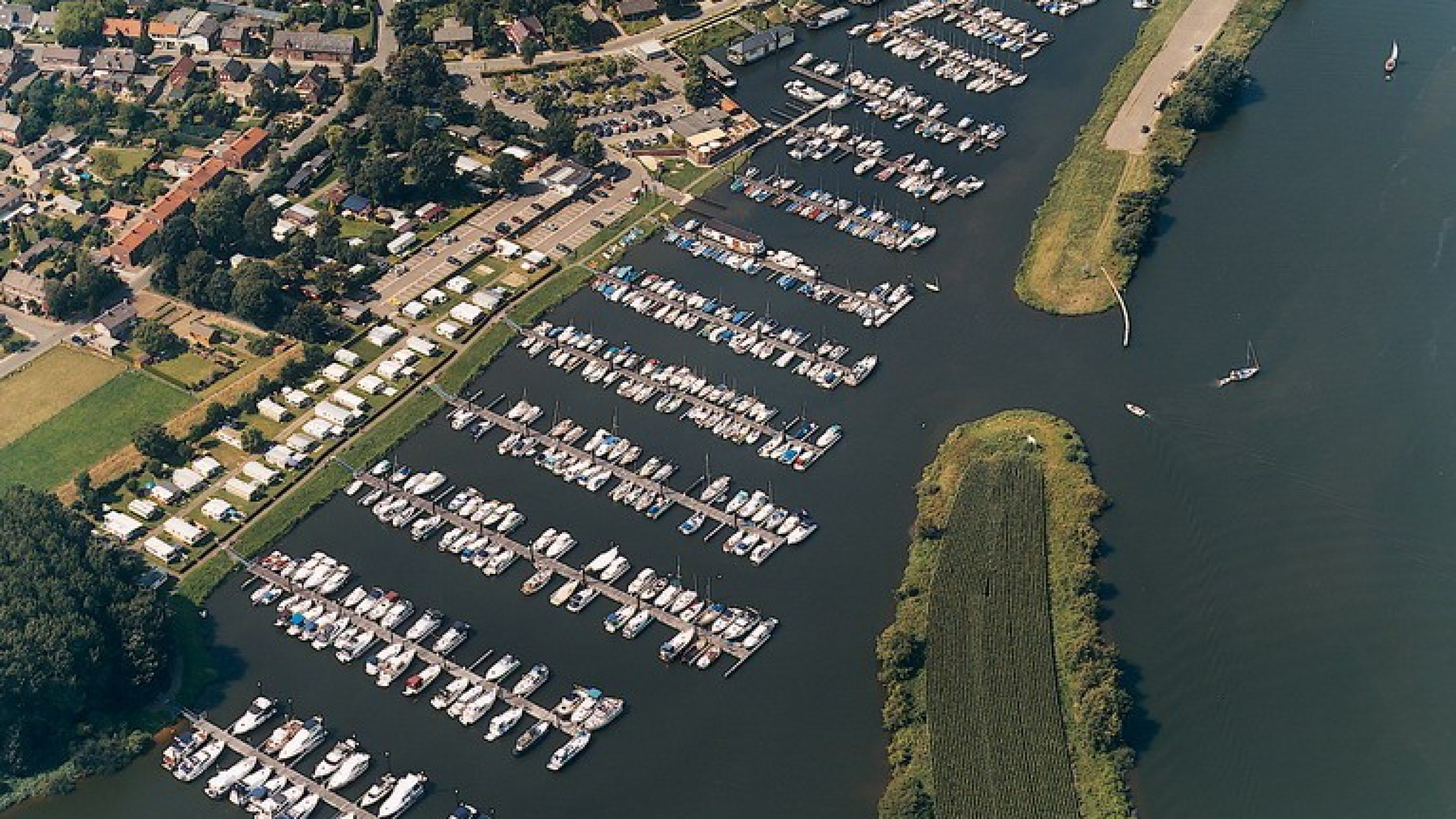 Bovenaanzicht van jachthaven Rosslag