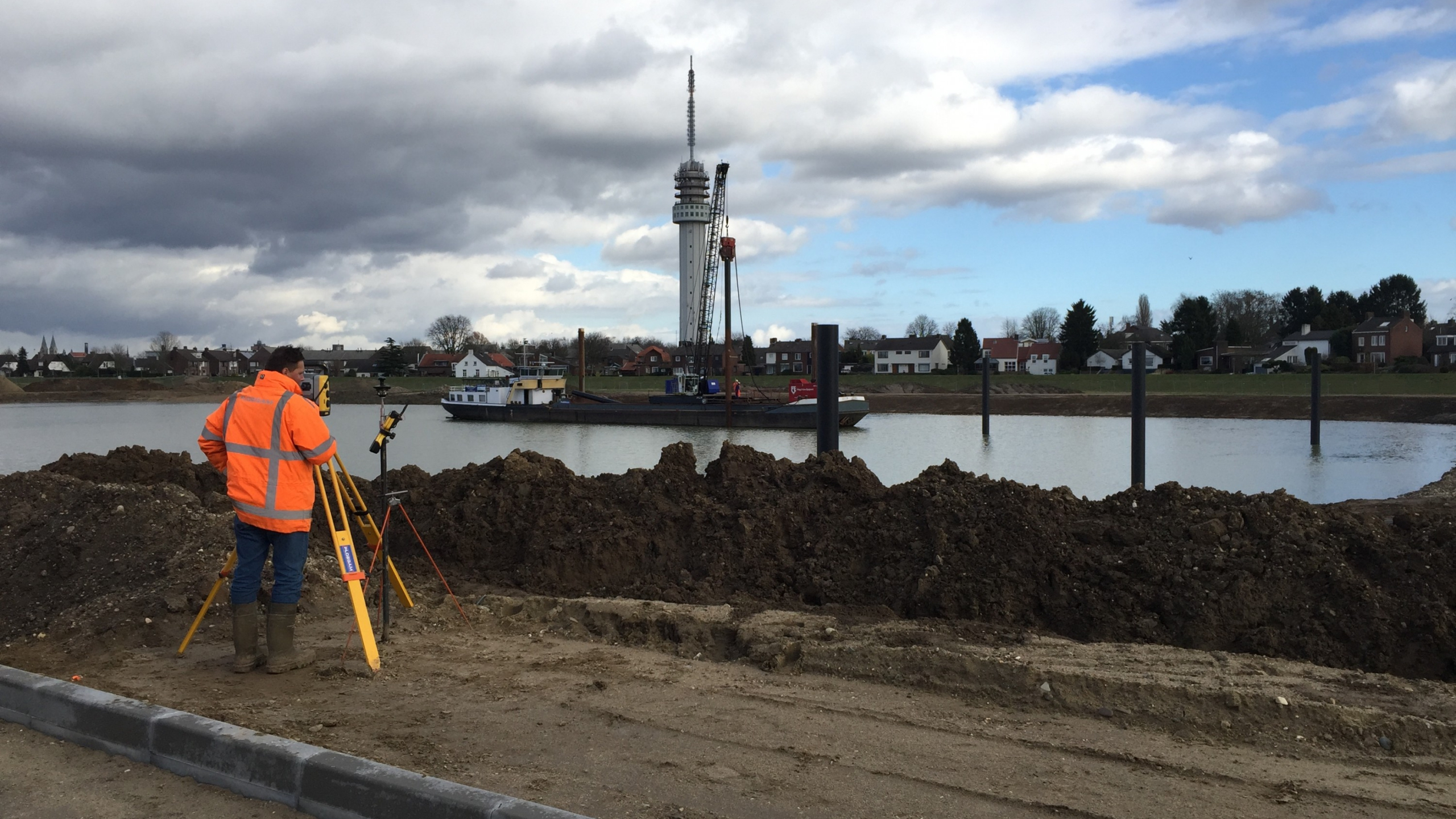 Man in oranje veiligheidsjas met meetapparatuur bij jachthaven Rosslag