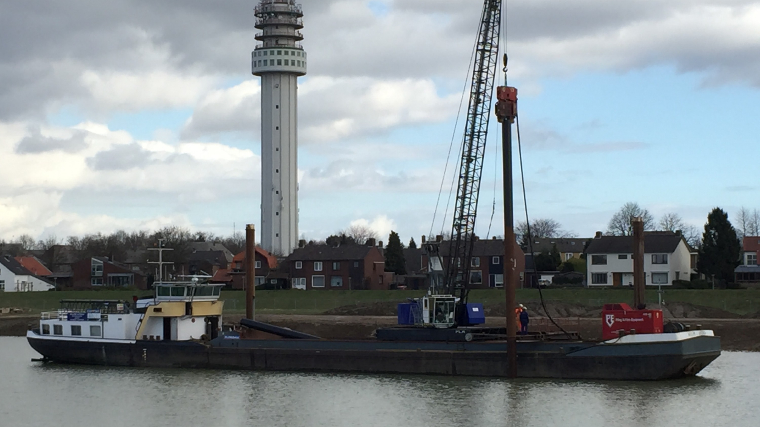 Werkschip tijdens de herinrichting jachthaven Rosslag