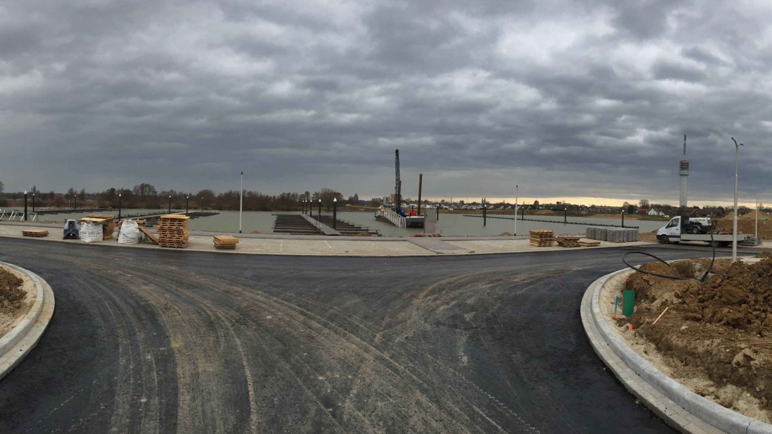 Splitsing weg met nieuw asfalt naast de jachthaven Rosslag