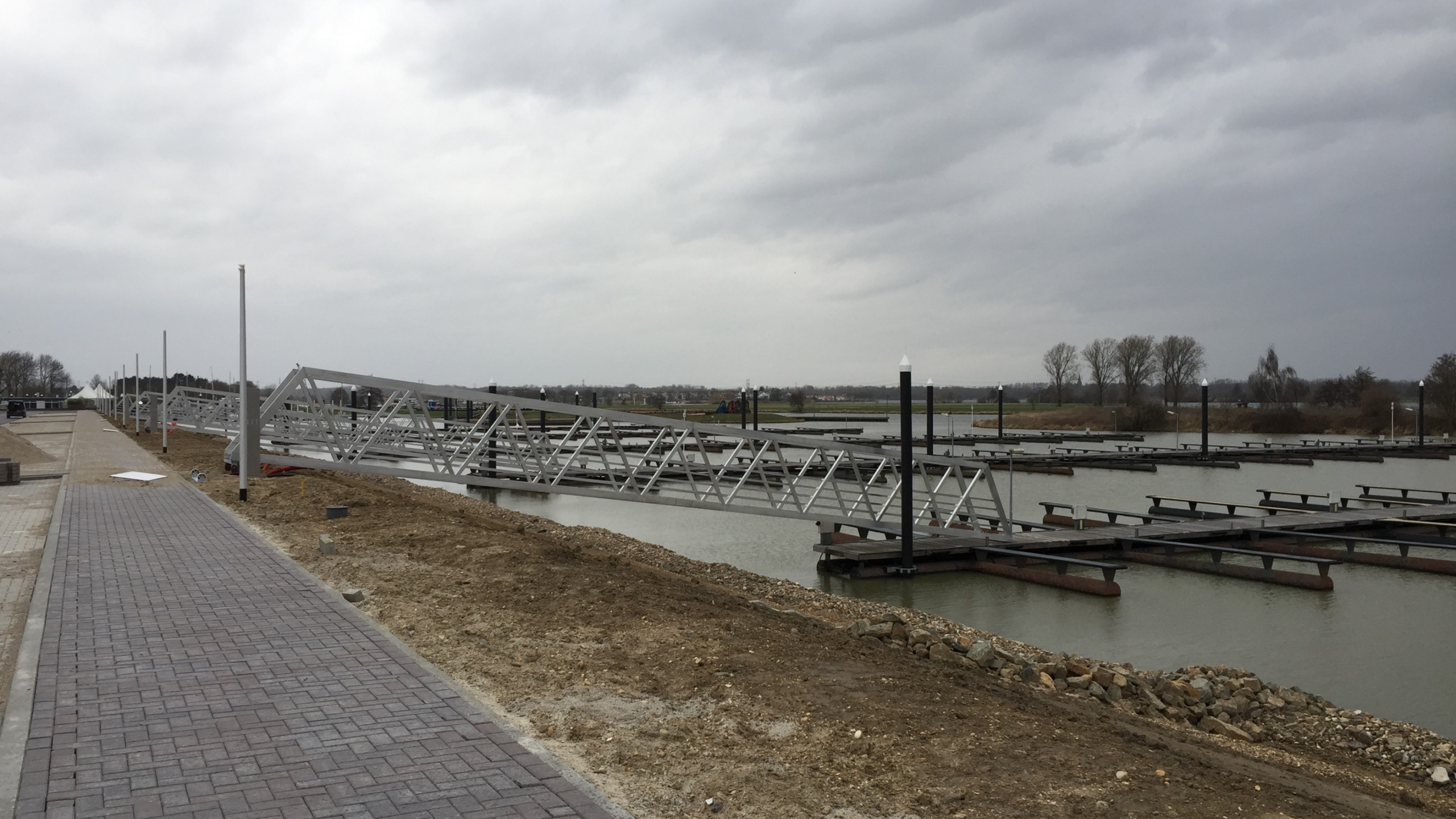 Witte voetgangersbrug tijdens werkzaamheden bij jachthaven Rosslag