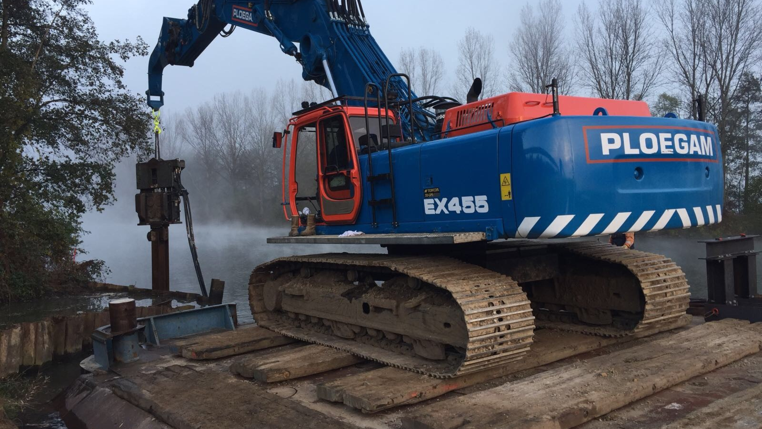 Blauwe Ploegam kraan plaatst damwand bij de Boekelosebrug in Hengelo
