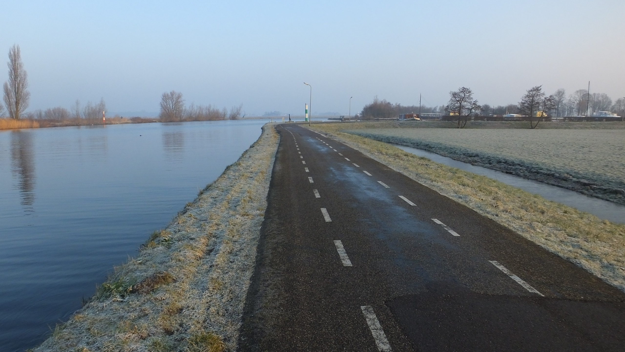 Weg loopt parallel naast het water in de Boterhuispolder