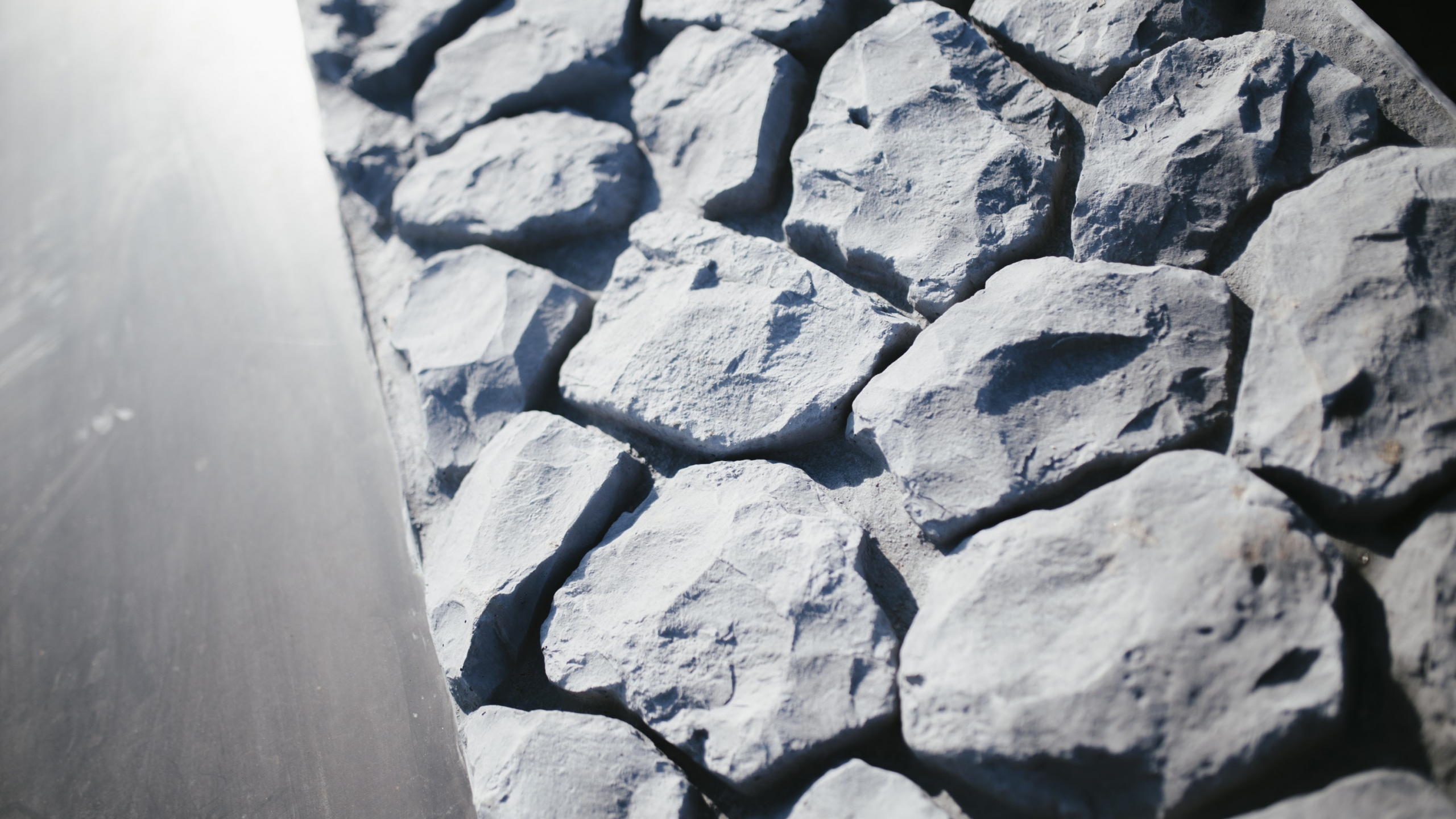 Grijze stenen geplaatst door Ploegam in de Boterhuispolder