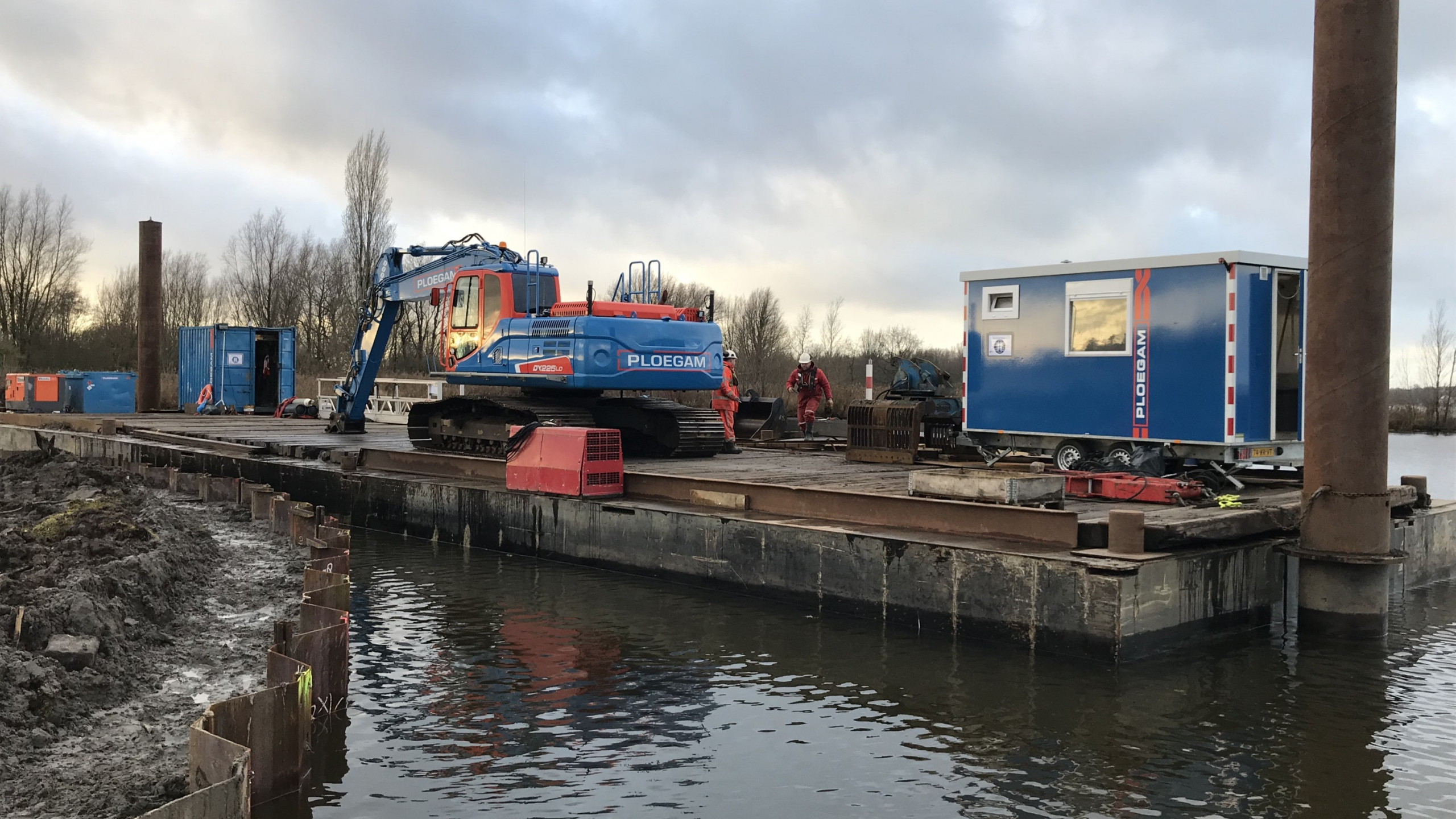 Blauwe Ploegam kraan aan het werk vanaf ponton in de Boterhuispolder