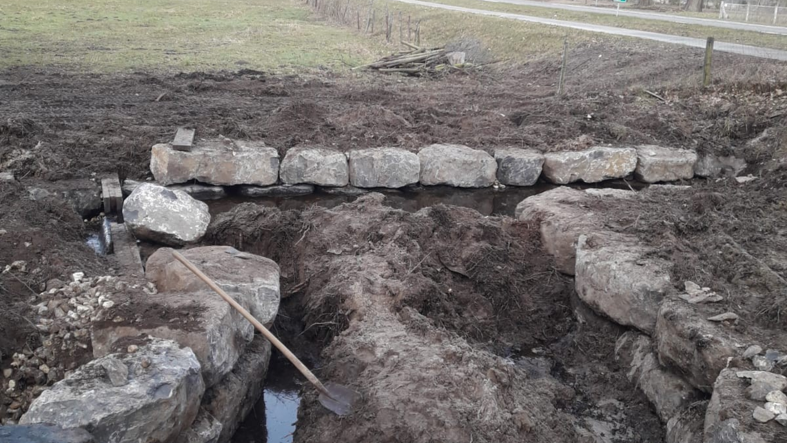 Stapelmuur van stenen in aanbouw