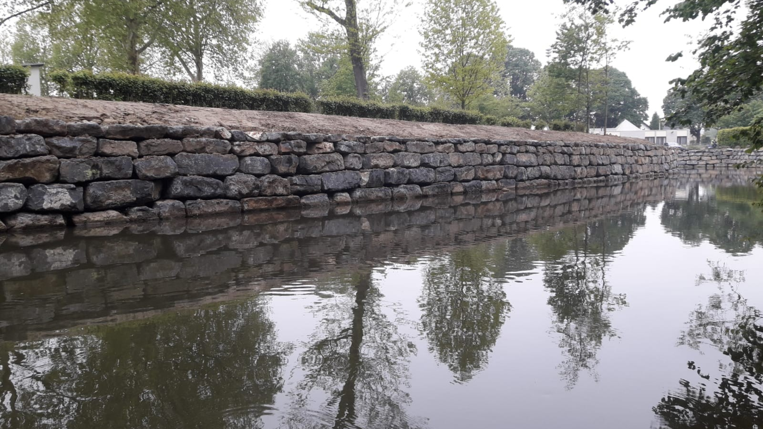 Stapelmuur van stenen naast de Geul in Valkenburg