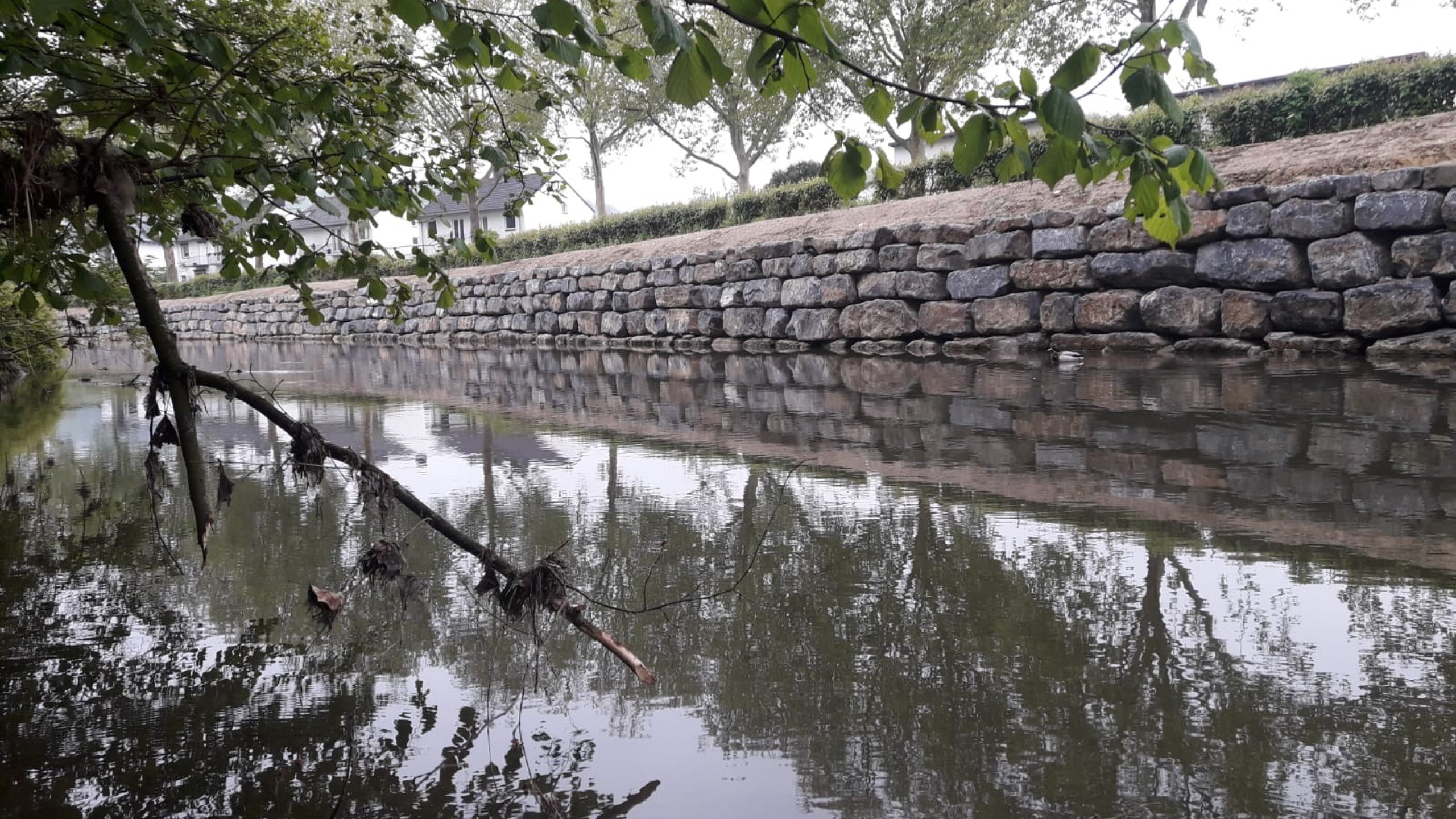 Stapelmuur van stenen naast de Geul in Valkenburg