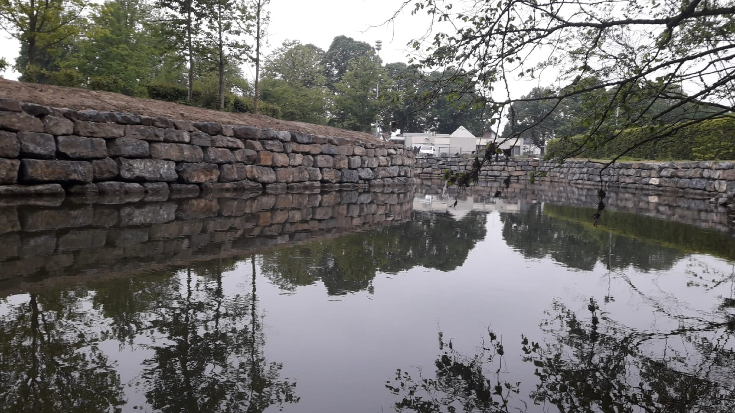 Stapelmuur van stenen naast de Geul in Valkenburg