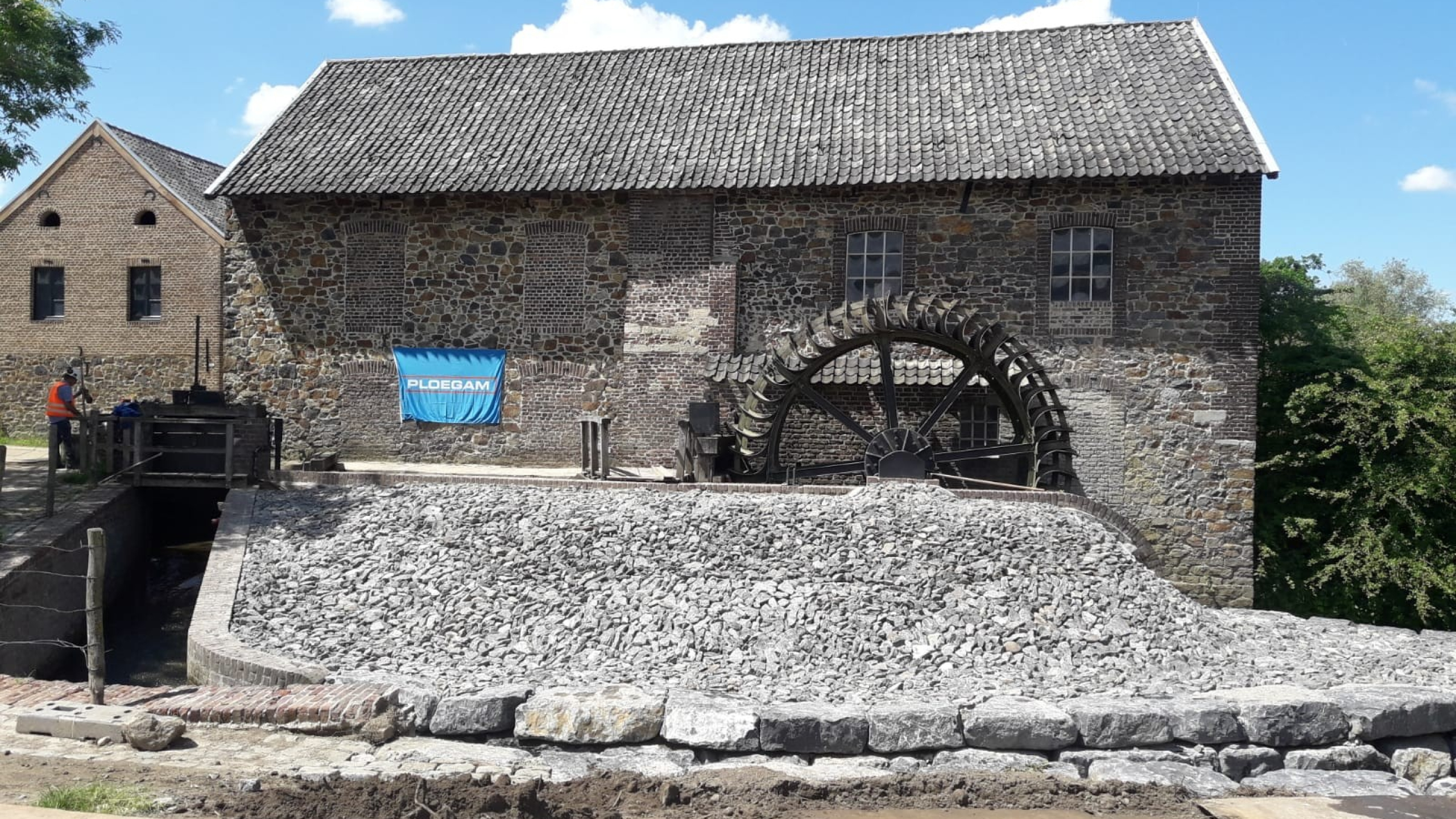 De Volmolen in Epen met een blauwe Ploegam vlag op het gebouw