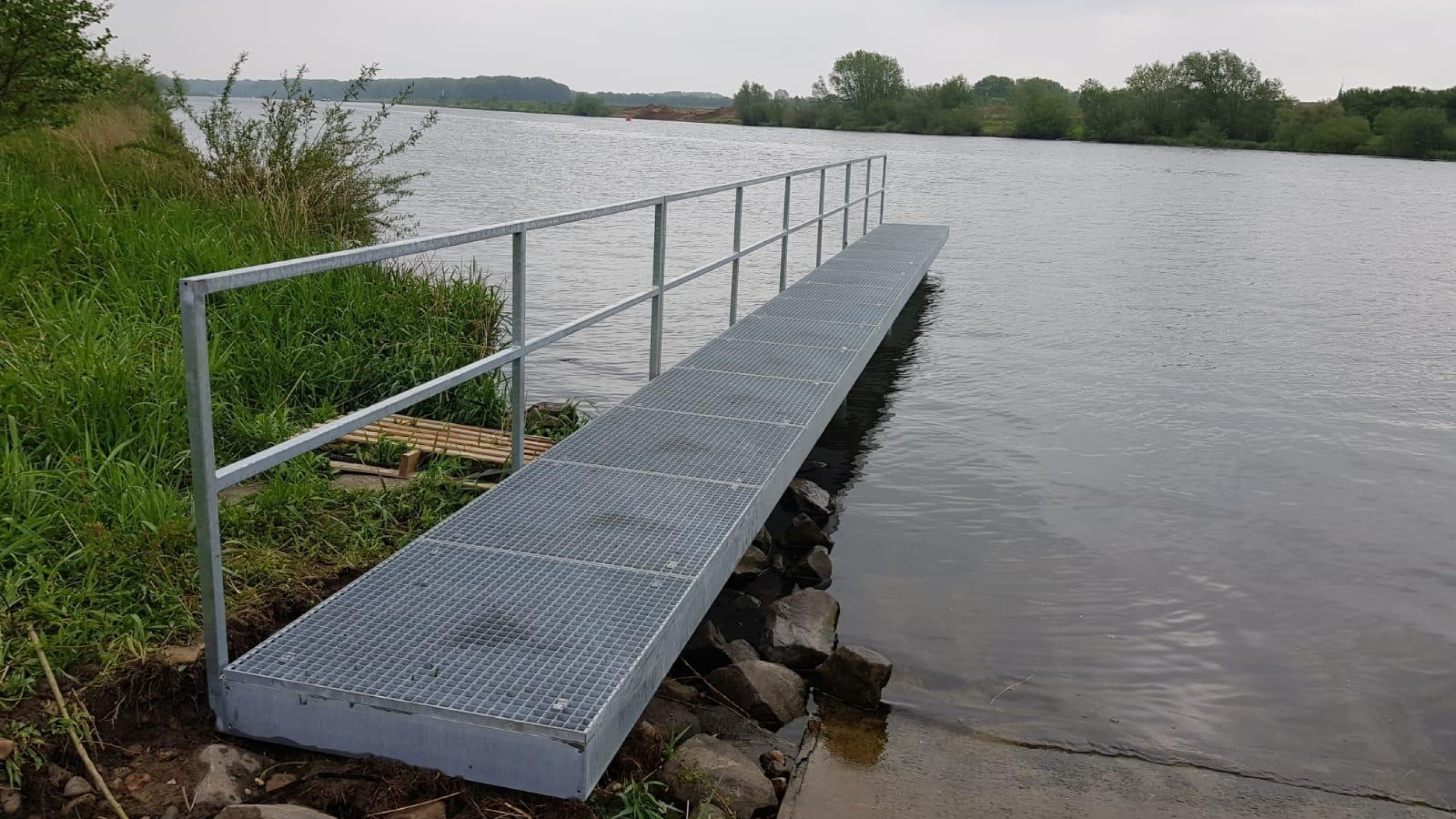 Rechte boothellingsteiger op het water van de Maas
