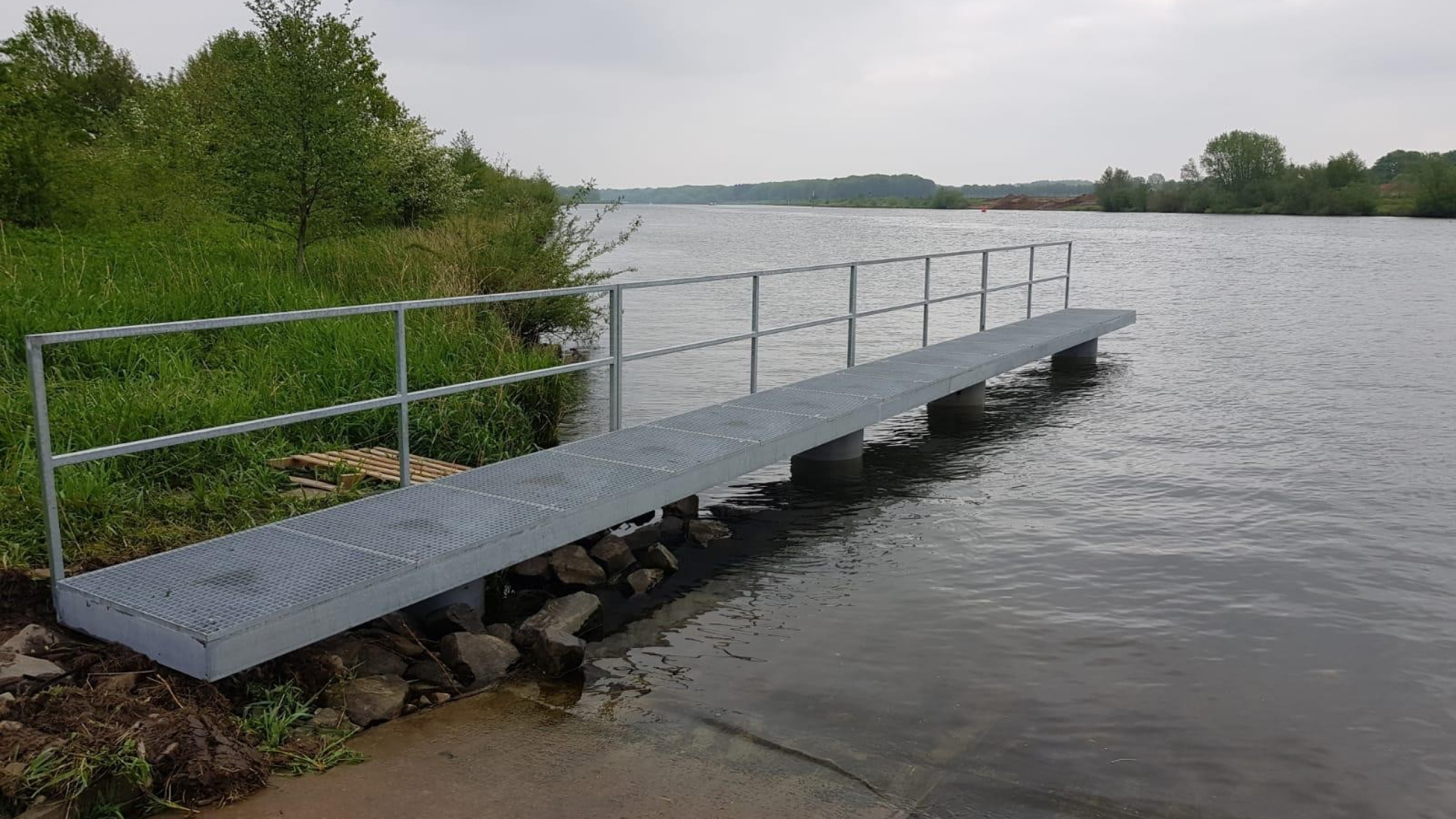 Rechte boothellingsteiger op het water van de Maas