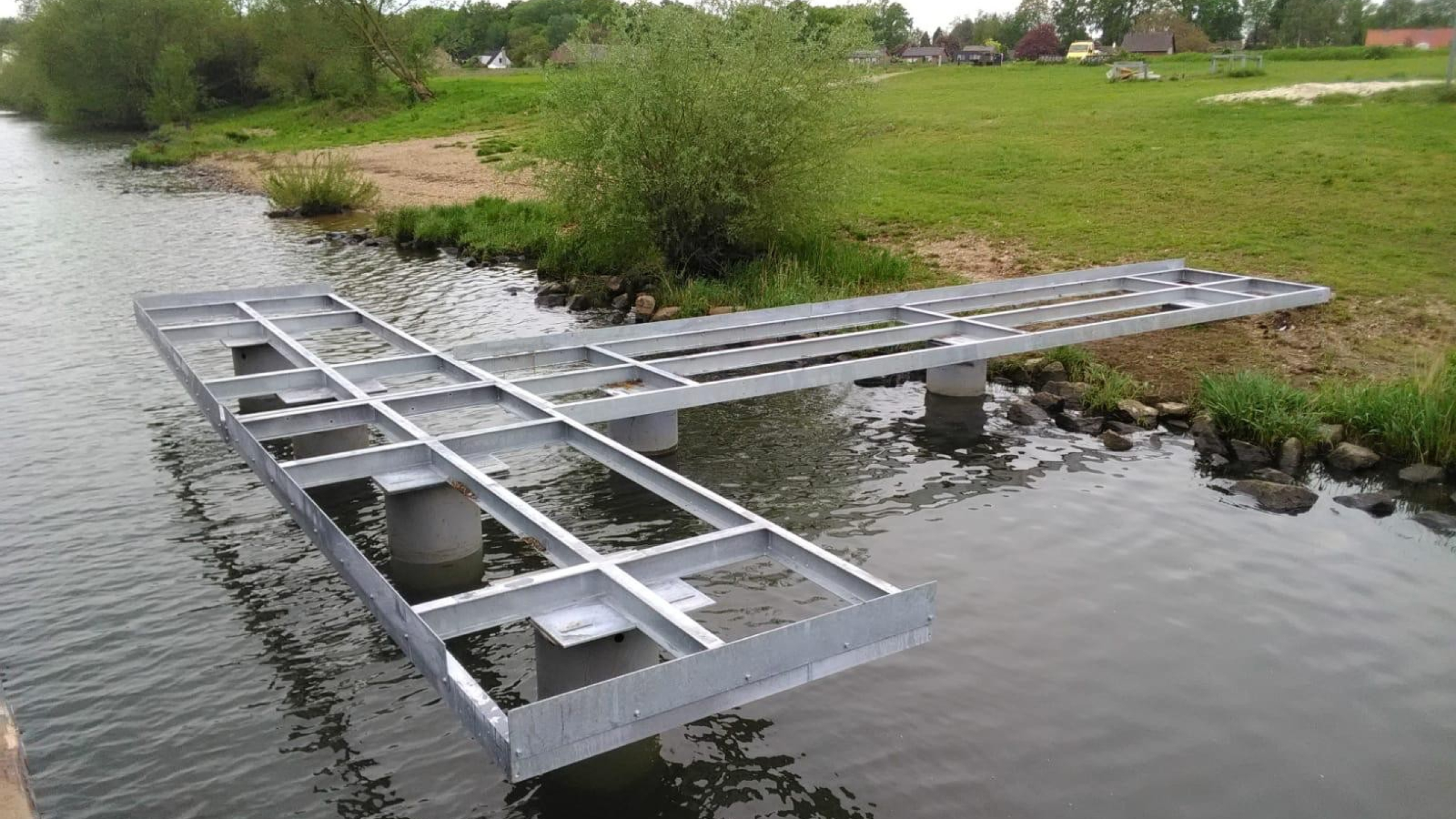 T-stijger in aanbouw op het water van de Maas