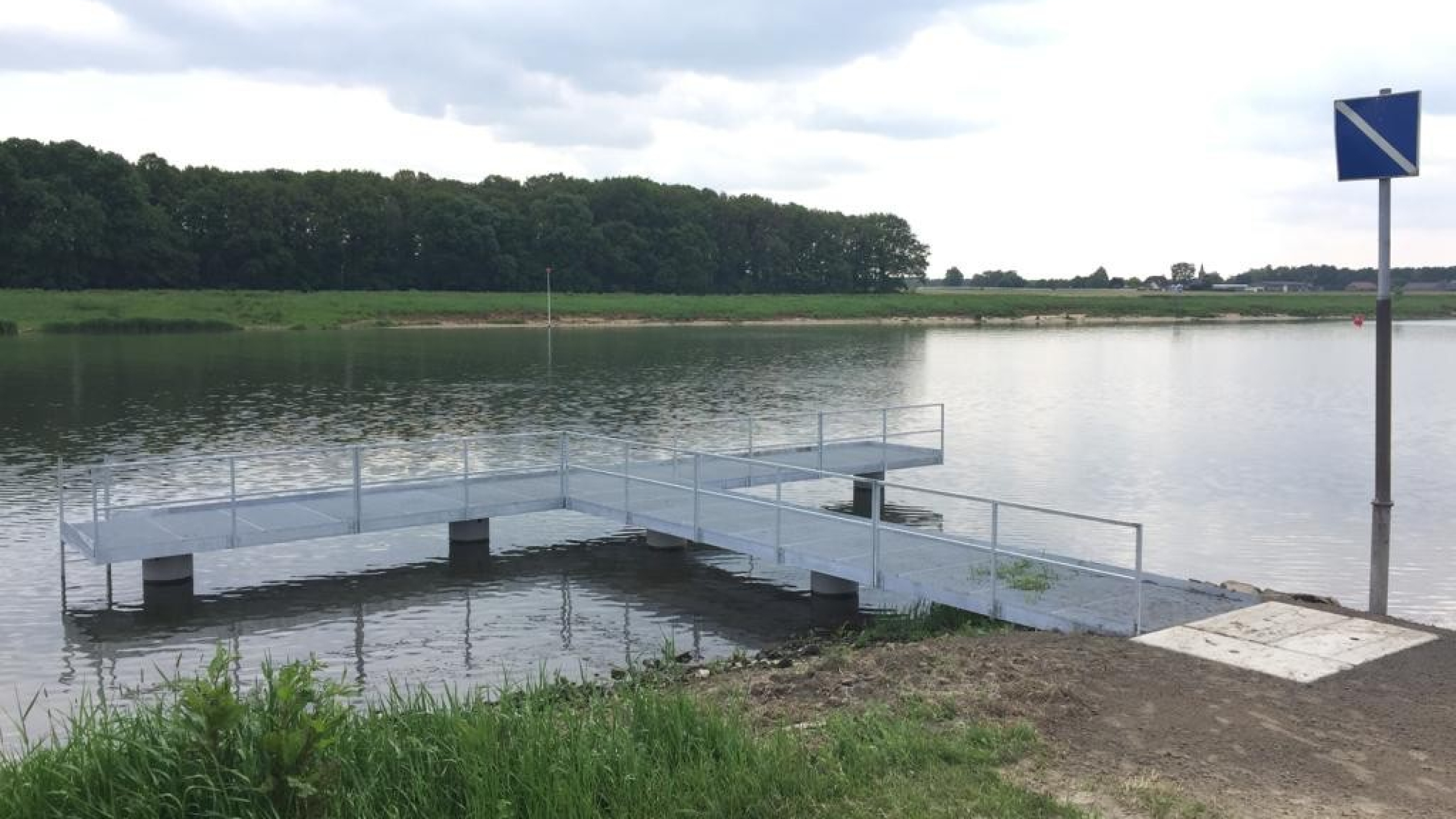 T-stijger op het water van de Maas