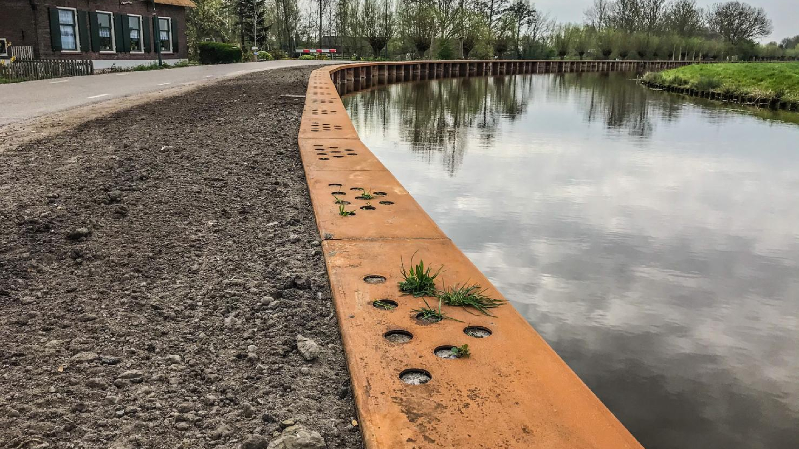 Montfoortsevaartkade naast rivier met huizen op de achtergrond